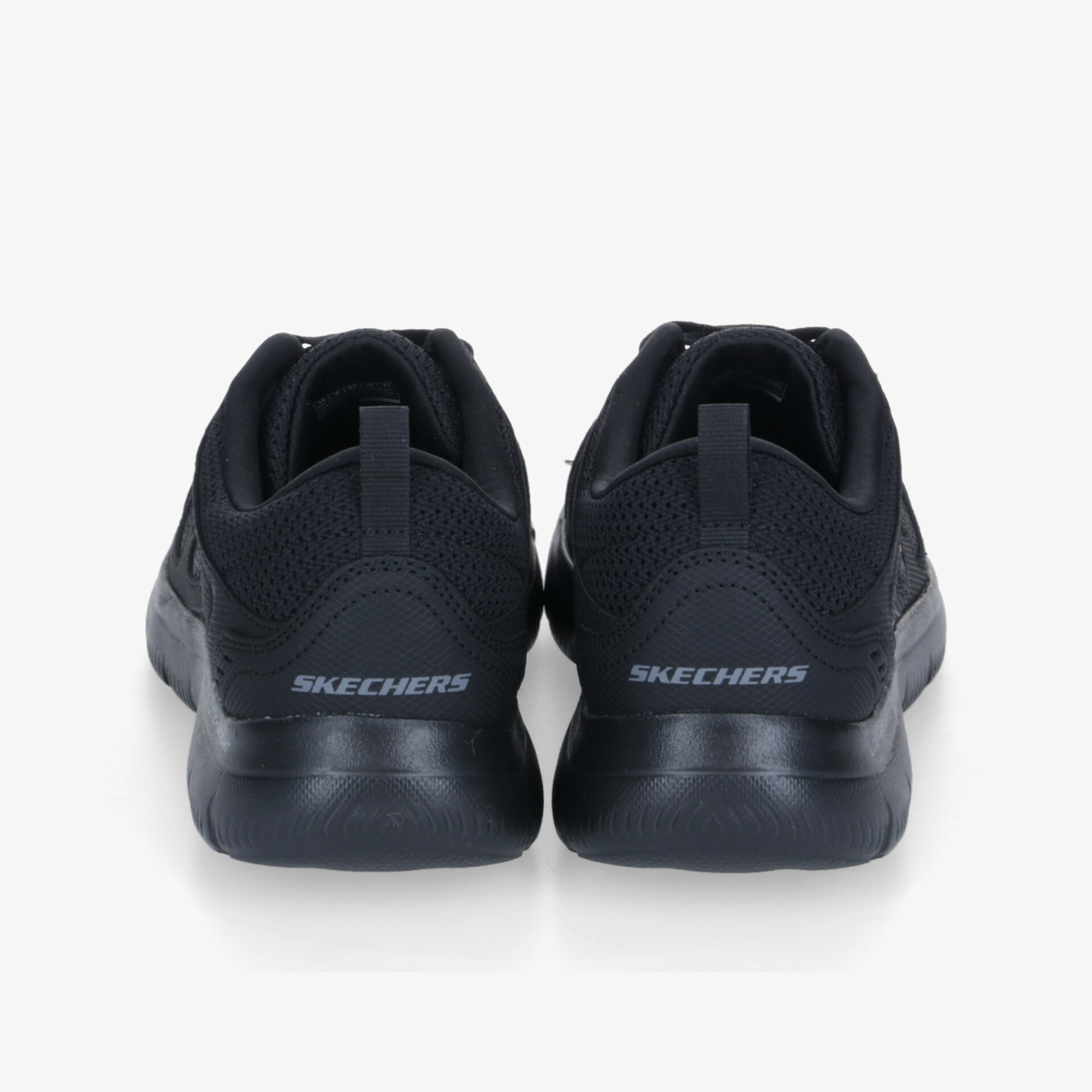 Rückansicht von zwei schwarzen Sportschuhen mit gepolsterter Ferse und flexiblem Design