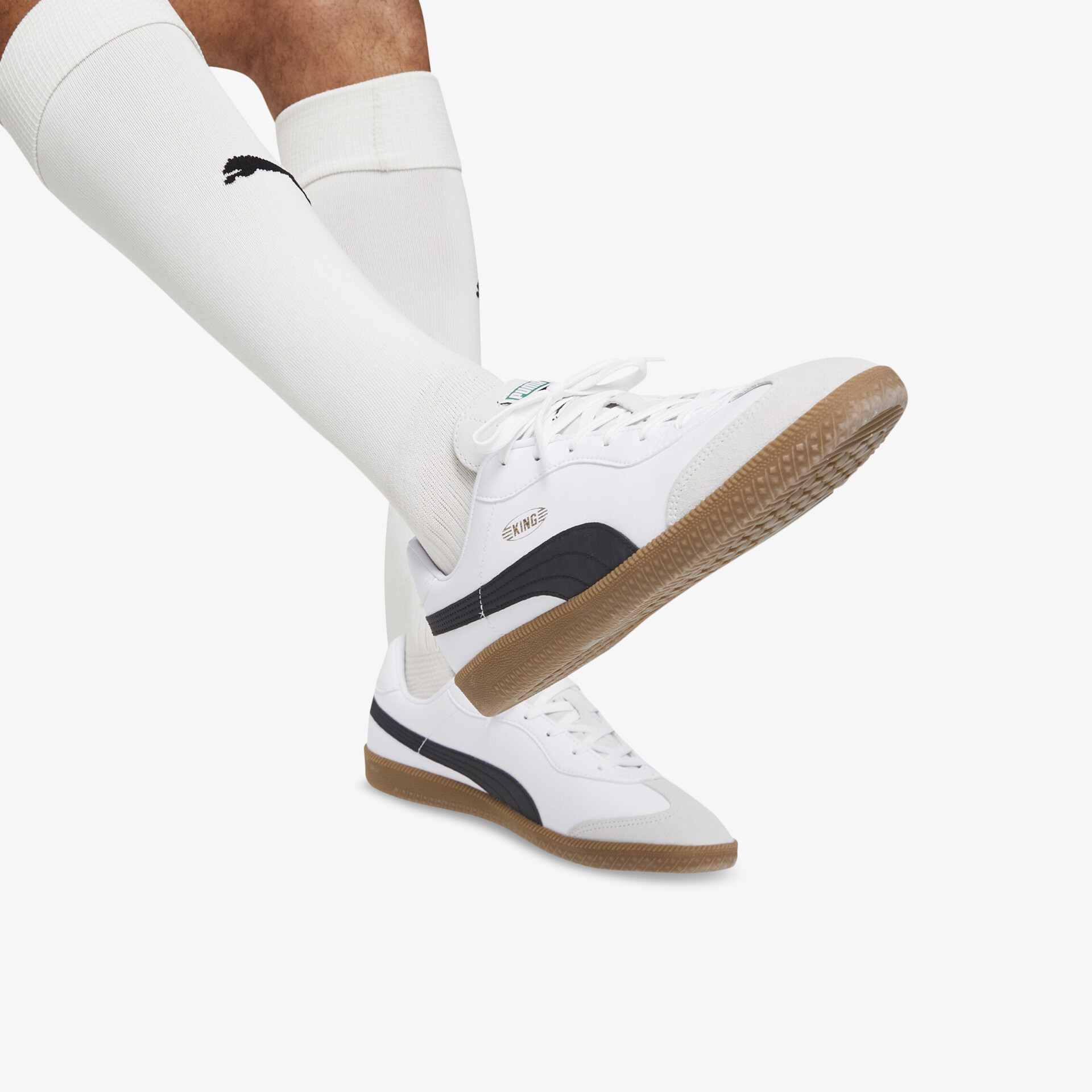 Modischer weißer Sneaker mit robuster Gummisohle und sportlichem Design, ideal für vielseitige Aktivitäten.