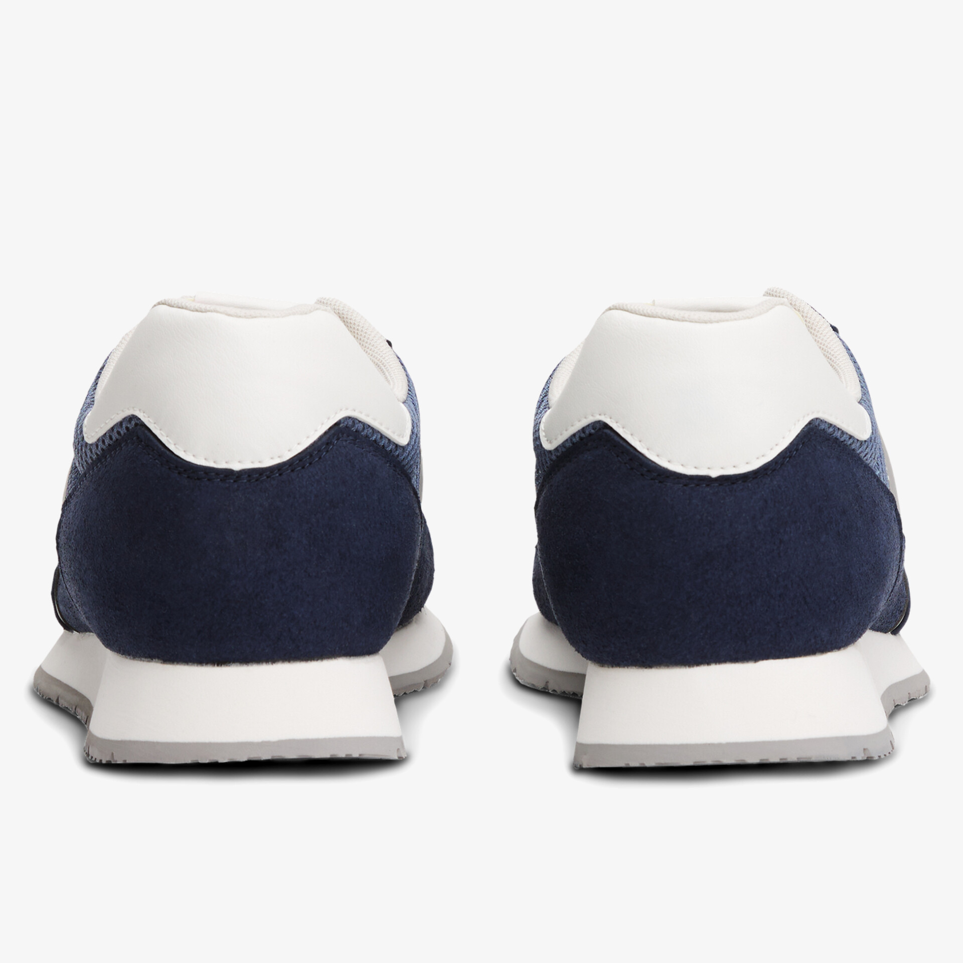 Rückansicht von klassischen navy-weißen Sportschuhen mit robustem Profil und klarem Design