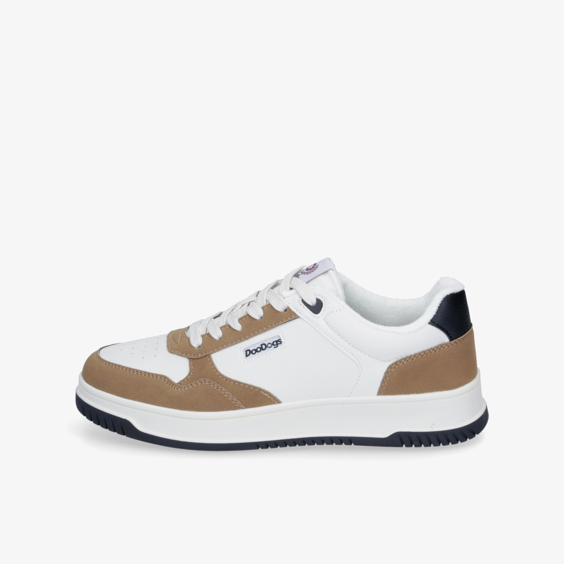 Sportlicher bequemer weiß-brauner Sneaker mit flexibler Sohle und robustem Material, klare Seitenansicht