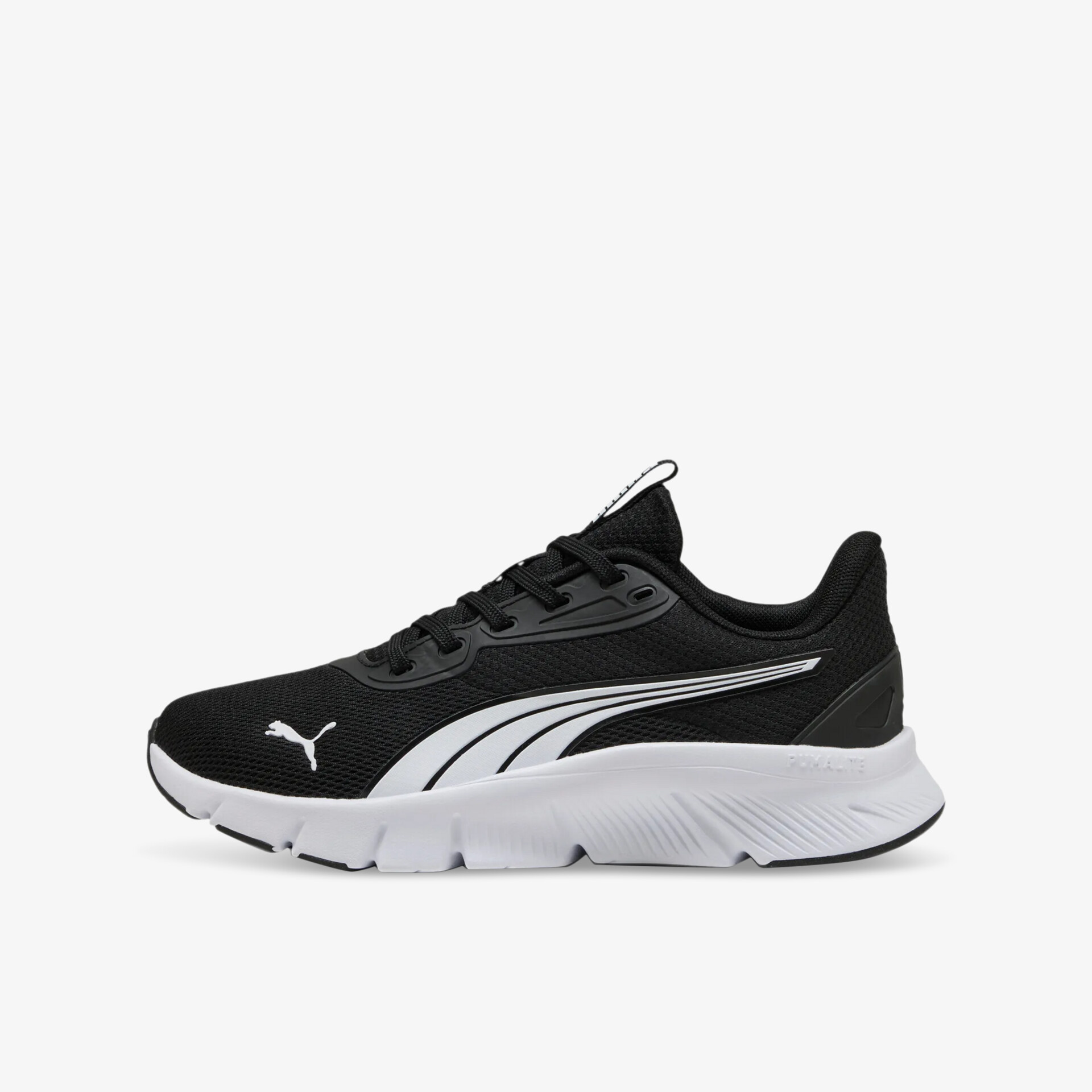 Leichter schwarzer Laufschuh mit gedämpfter Sohle und sportlichem Design in klarer Seitenansicht