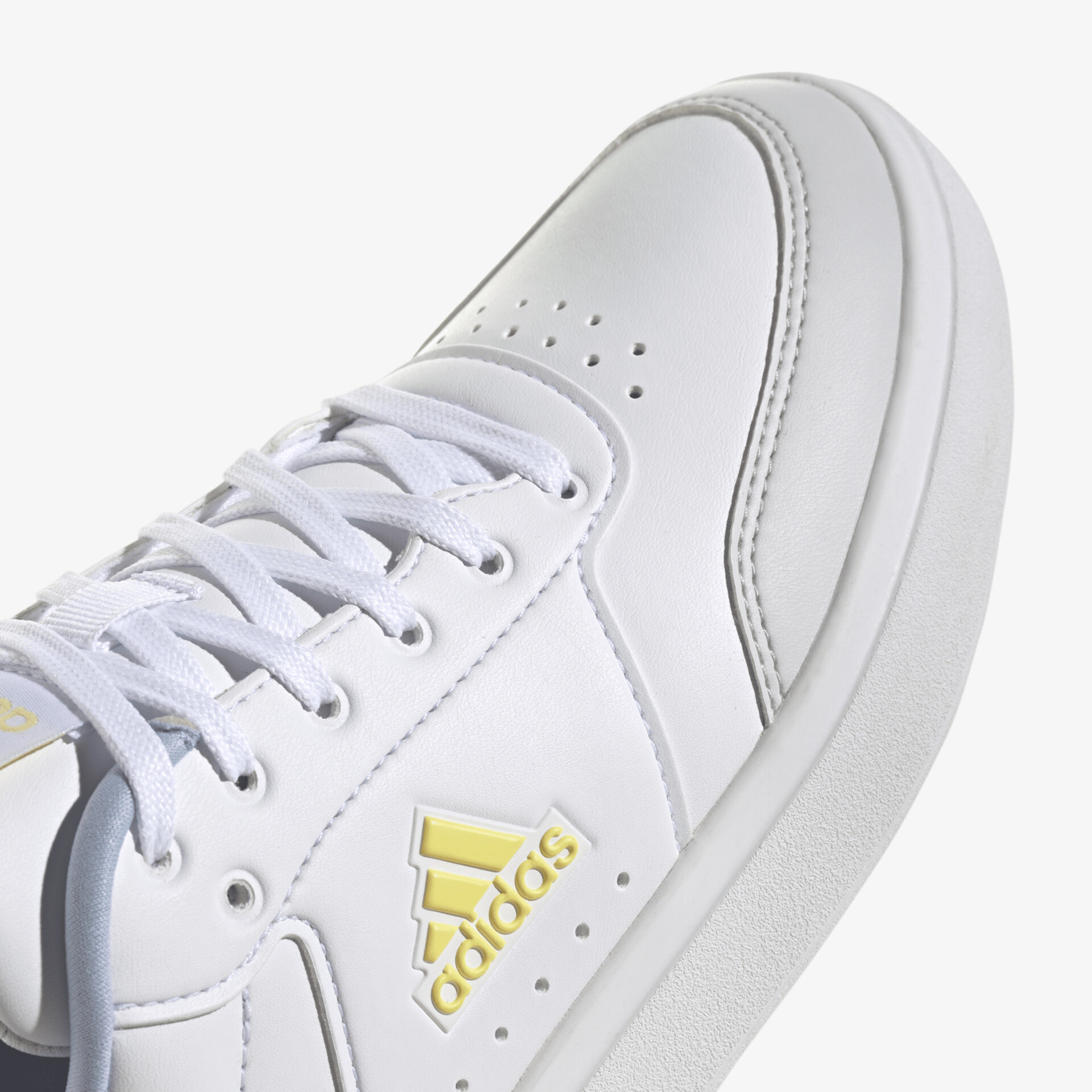 Stilvoller weißer Sneaker aus Leder mit Schnürsenkeln und auffälligem Markenlogo an der Seite.