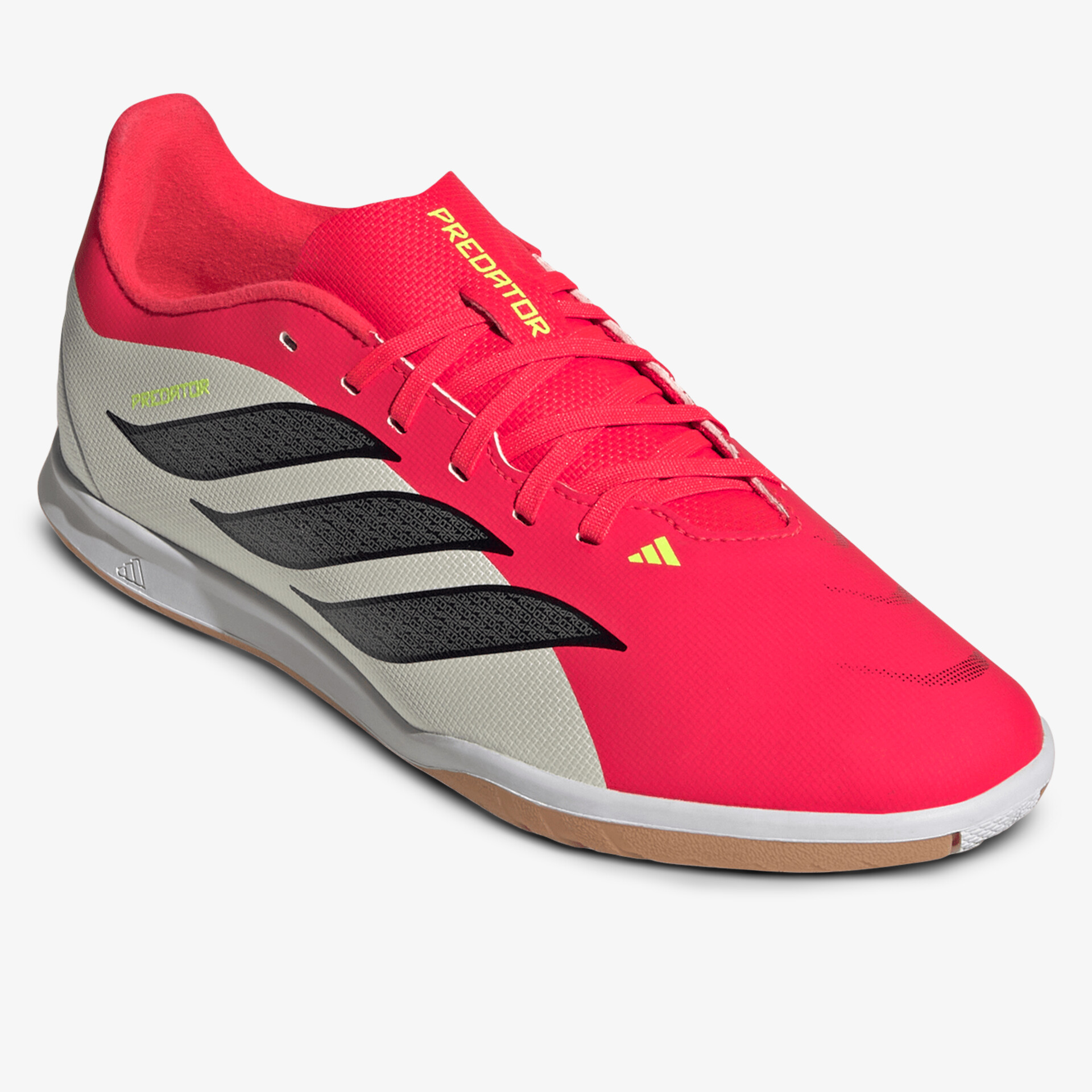 Moderner, dynamischer Sportschuh in auffälligem Design mit optimalem Halt und griffiger Sohle.