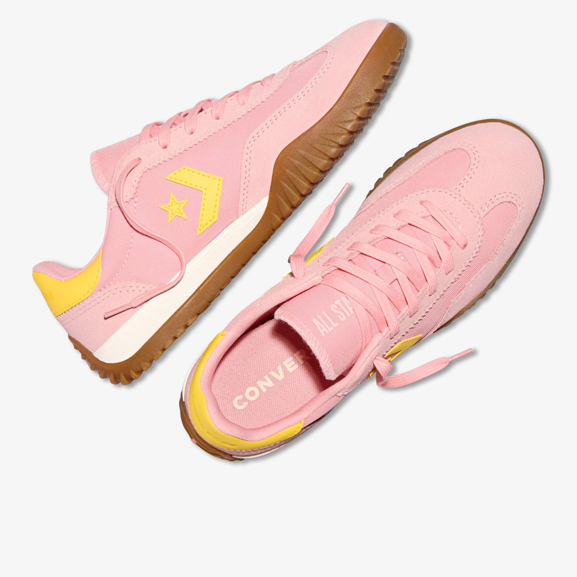 Rosafarbene Sneakers mit gelben Akzenten und robuster Gummisohle für sportlichen Komfort und modischen Stil