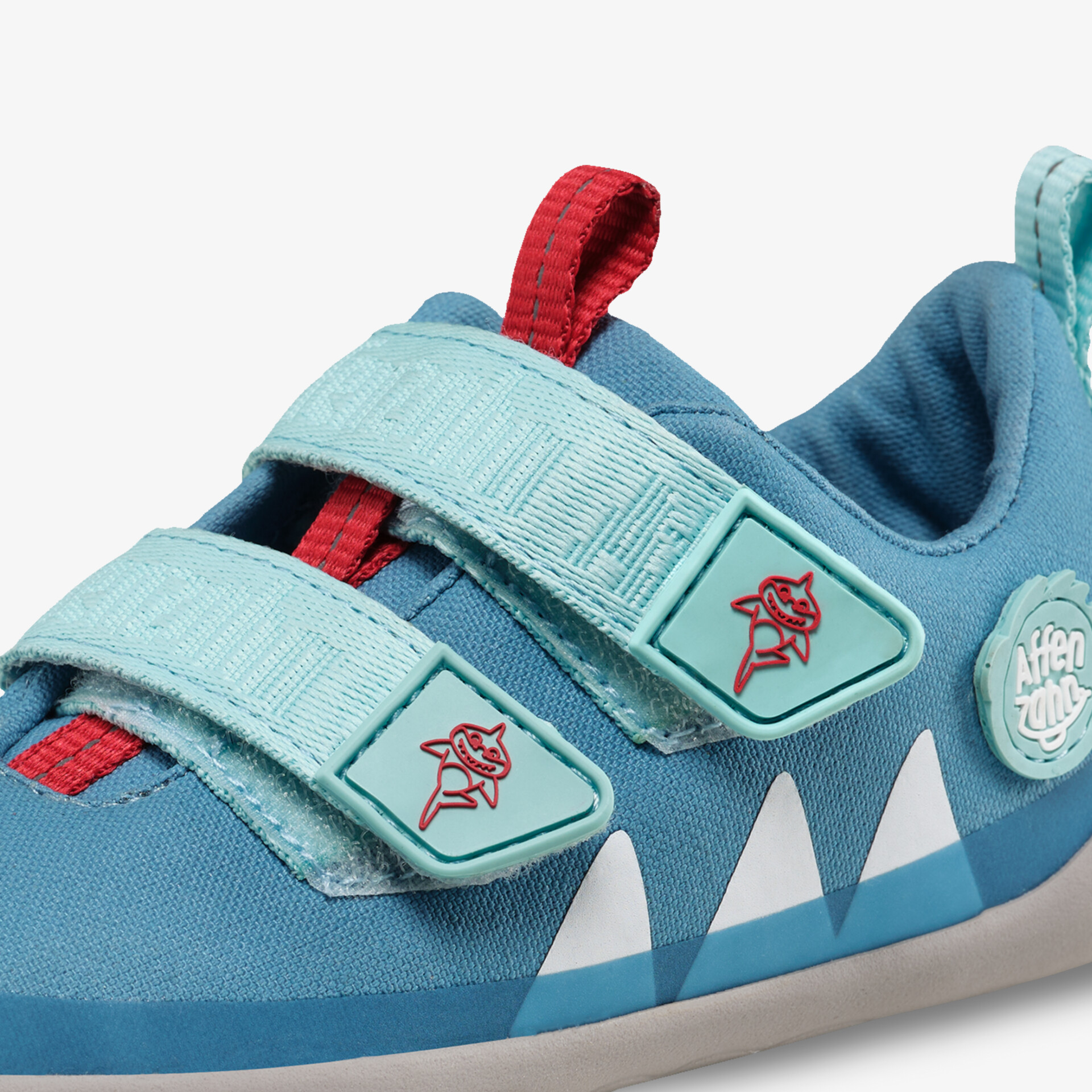 Blauer sportlicher Schuh mit praktischen Klettverschlüssen und robuster Sohle für optimalen Halt und Komfort