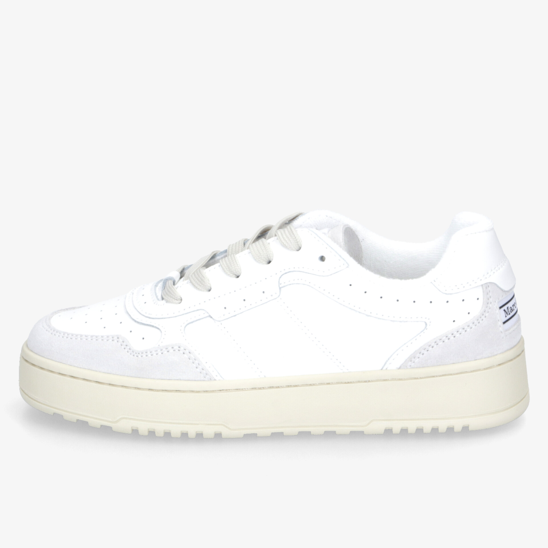 Moderner weißer Sneaker seitlich dargestellt mit robuster Sohle und komfortablem Sitz