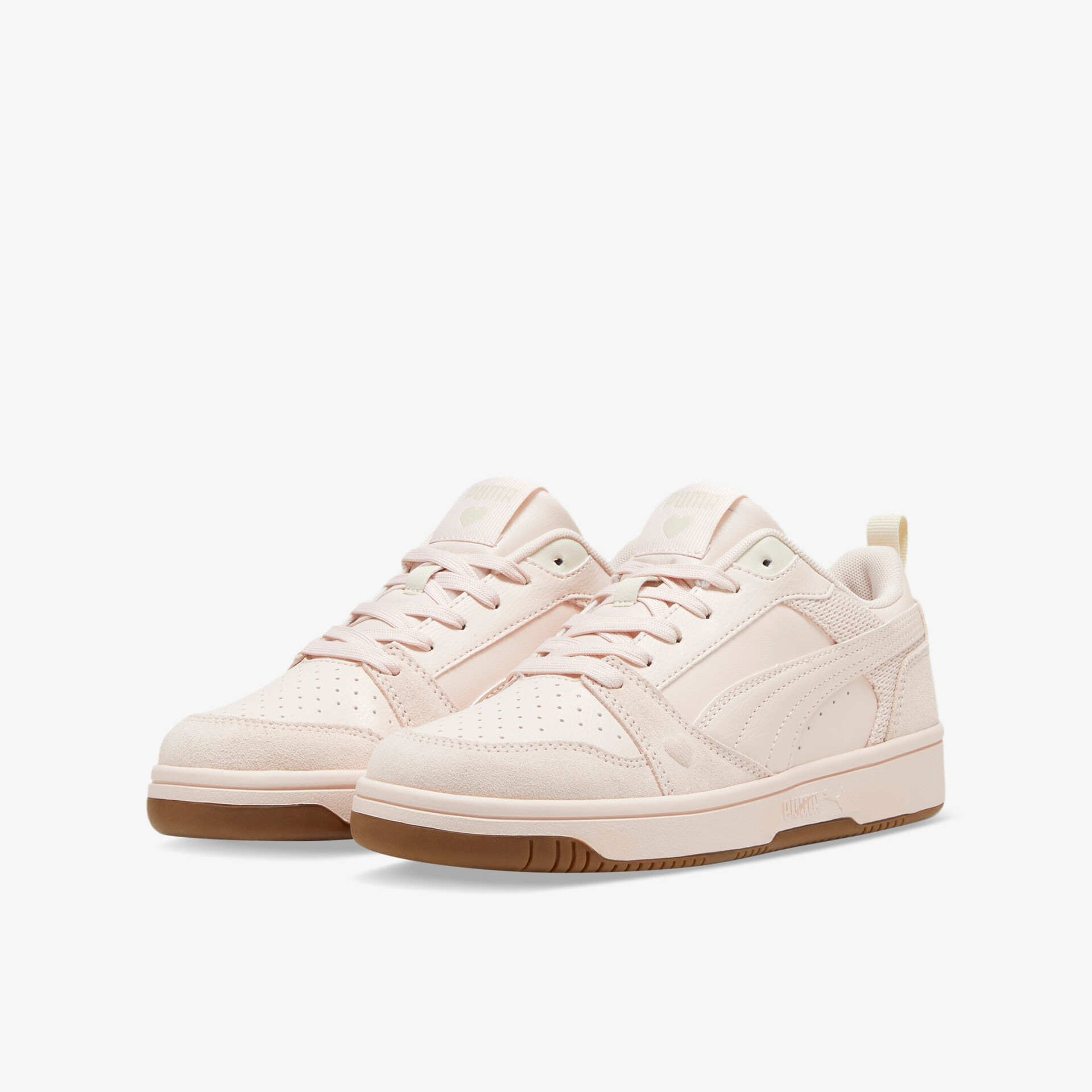 Beige Sneaker Paar sportlich und bequem mit gepolstertem Einstieg und rutschfester Sohle für vielseitigen Einsatz