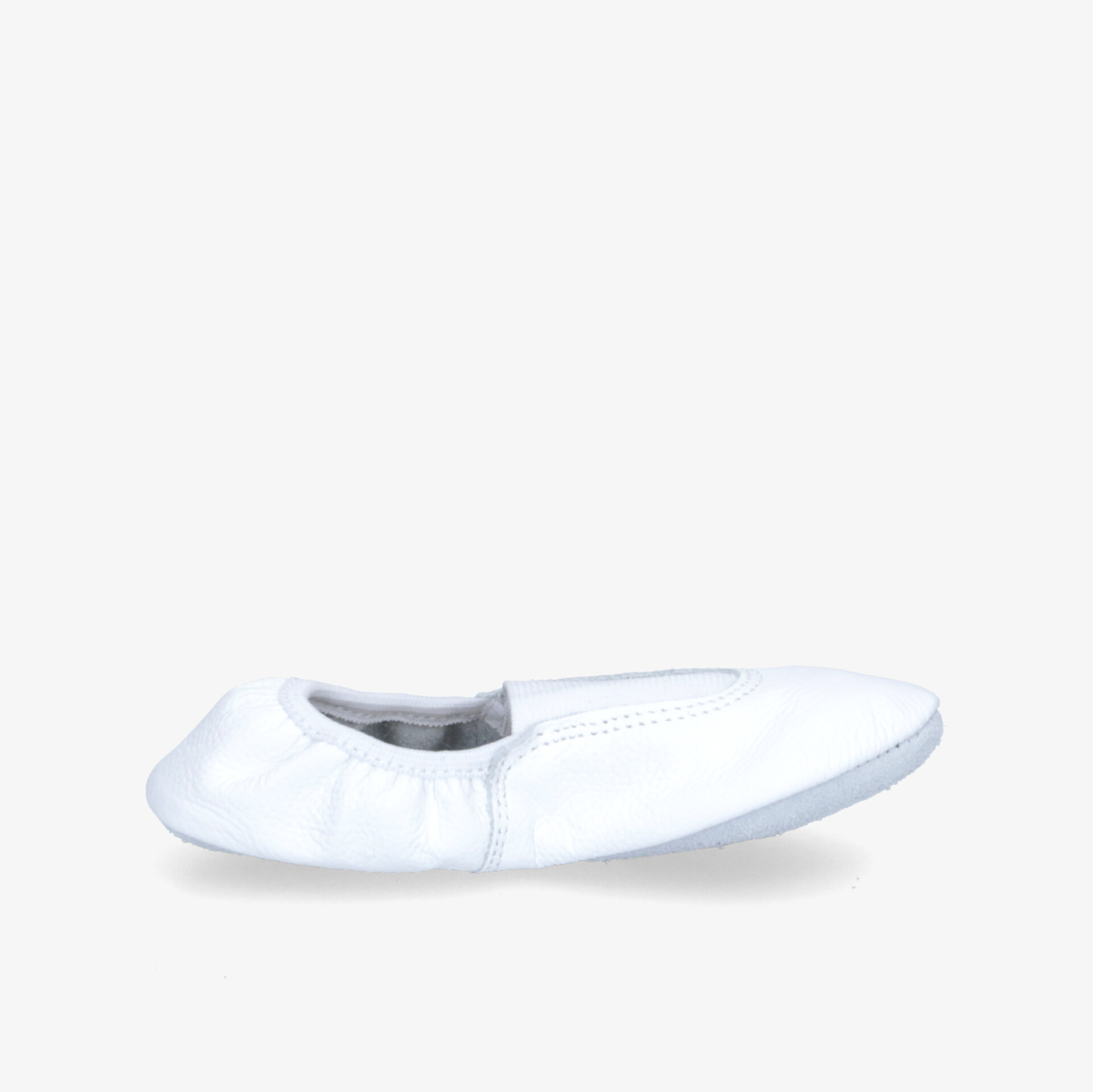 Eleganter weißer Schuh mit elastischem Einstieg für optimalen Komfort und flexibles Tragegefühl.