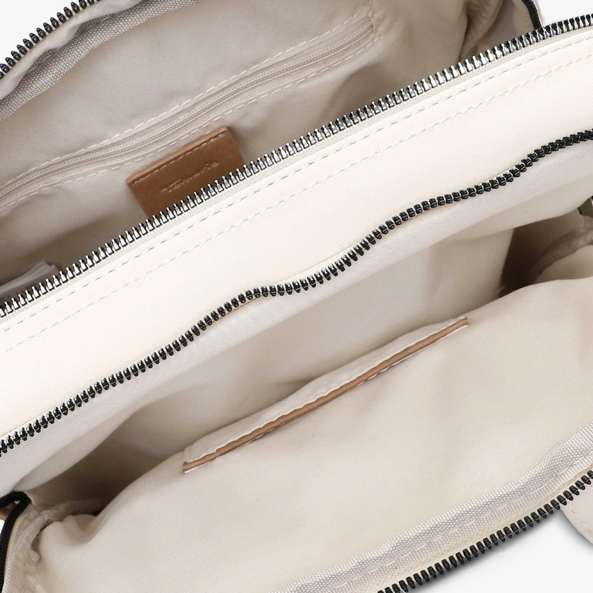 Detailaufnahme des Innenraums mit Reißverschlussfach und mehreren Fächern für optimale Organisation