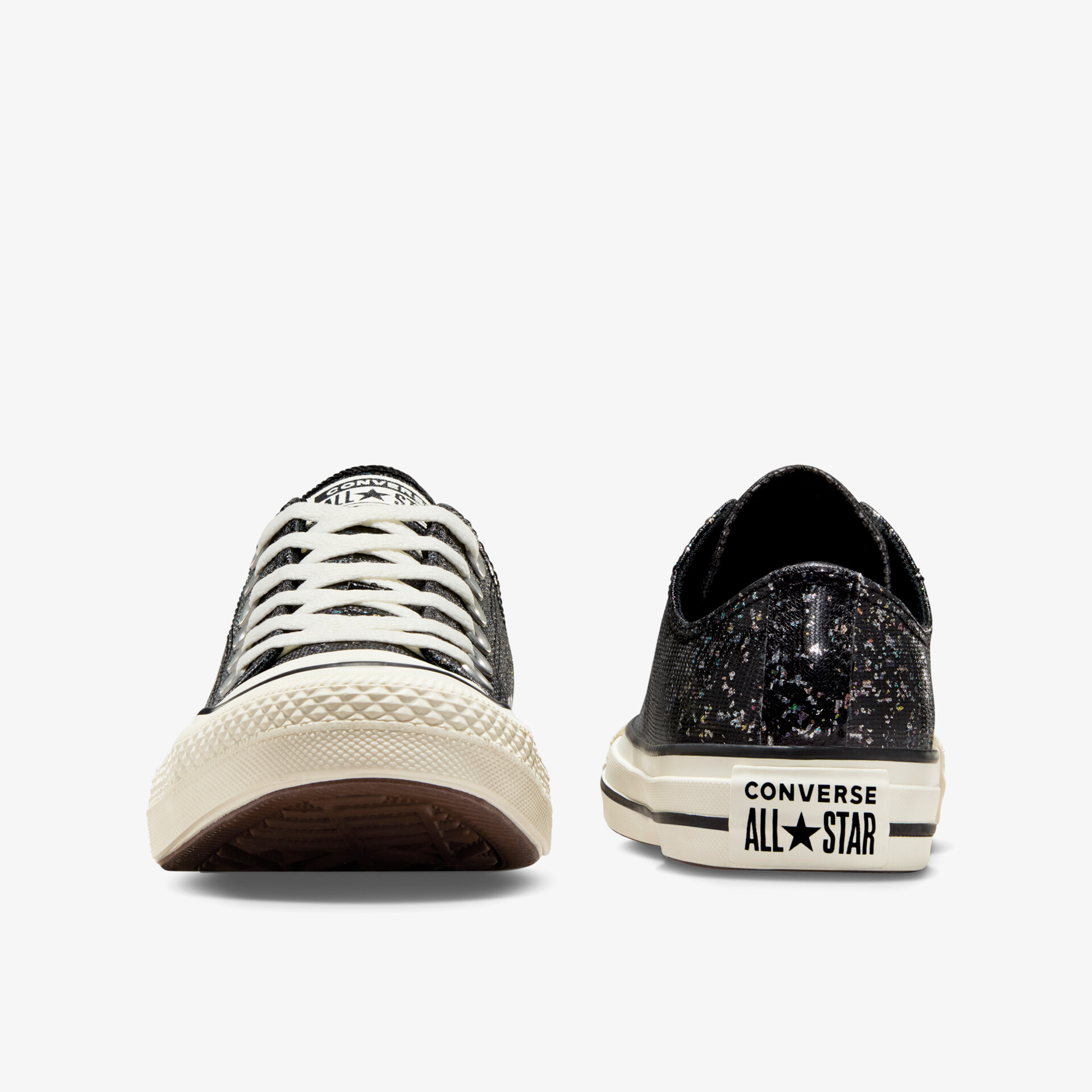 Converse All Star Schuhe im Paar mit klarer Front- und Rückansicht, typische langlebige Gummisohle und bequemer Stoff