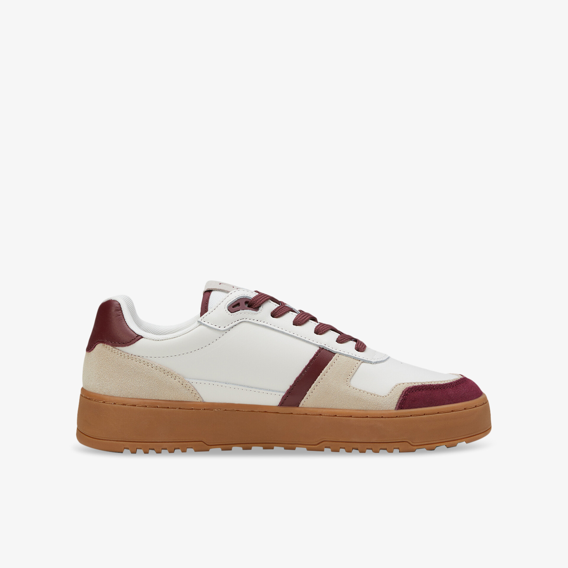 Trendiger Sneaker mit weißem Obermaterial und brauner Sohle. Sportliches Design und stilvoll für viele Anlässe.