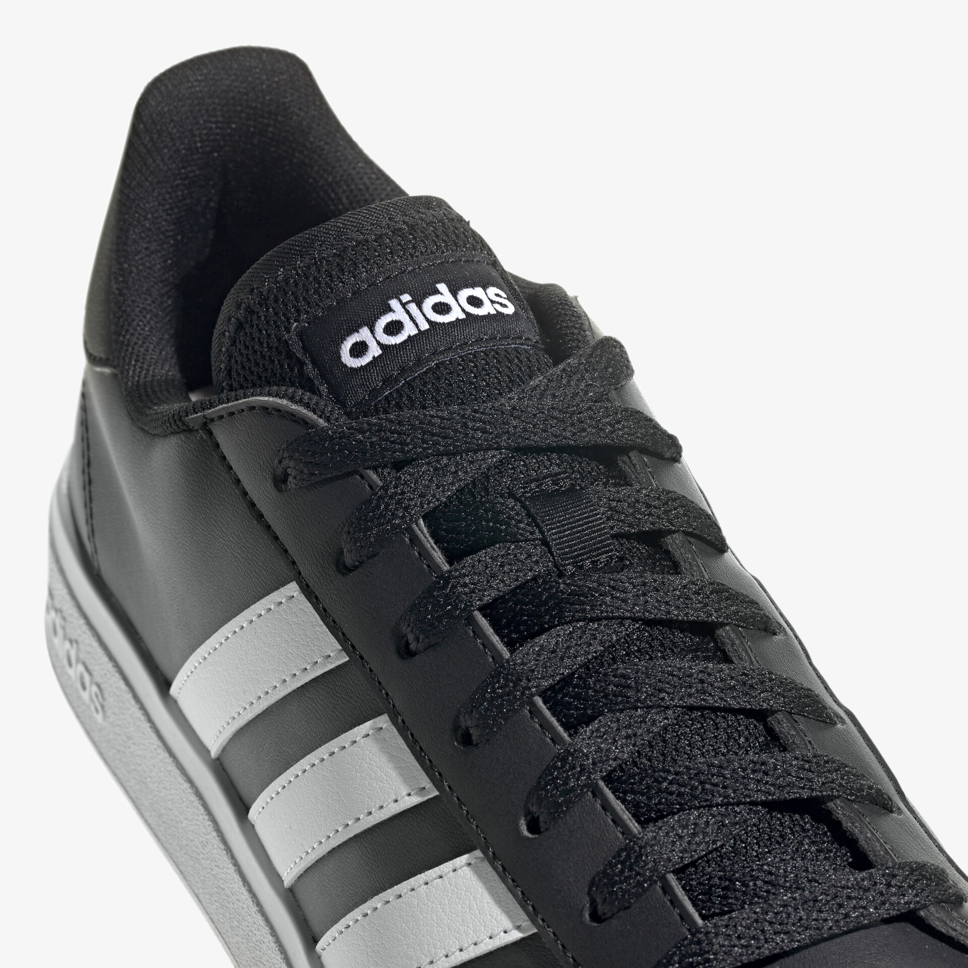 Adidas Sneaker mit klassischem Design und bequemer Passform, perfekt für Alltag und Sport.