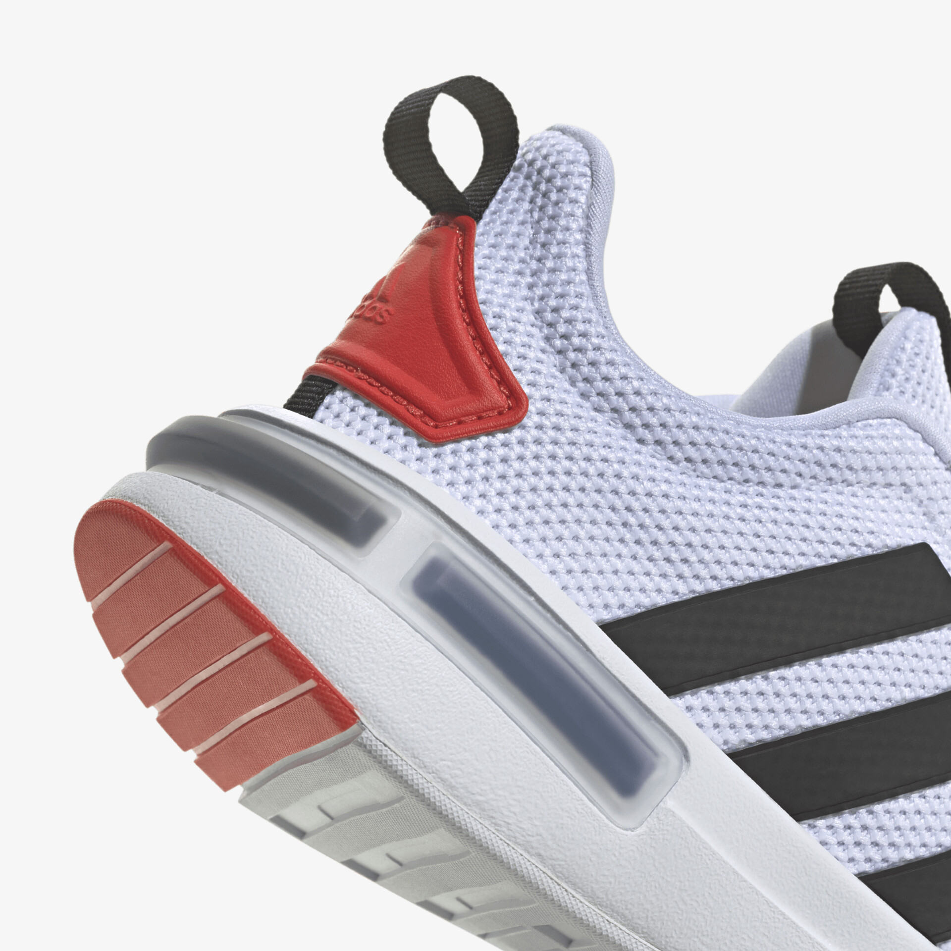 Moderner Sneaker mit atmungsaktiver Oberfläche und strapazierfähiger Sohle in sportlichem Design.