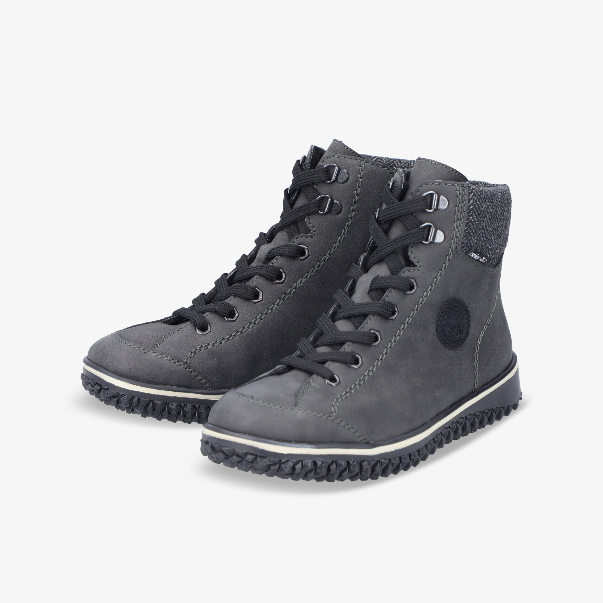 Sportlicher schwarzer Sneaker im Paar mit rutschfester Sohle und bequemer Passform für hohen Tragekomfort