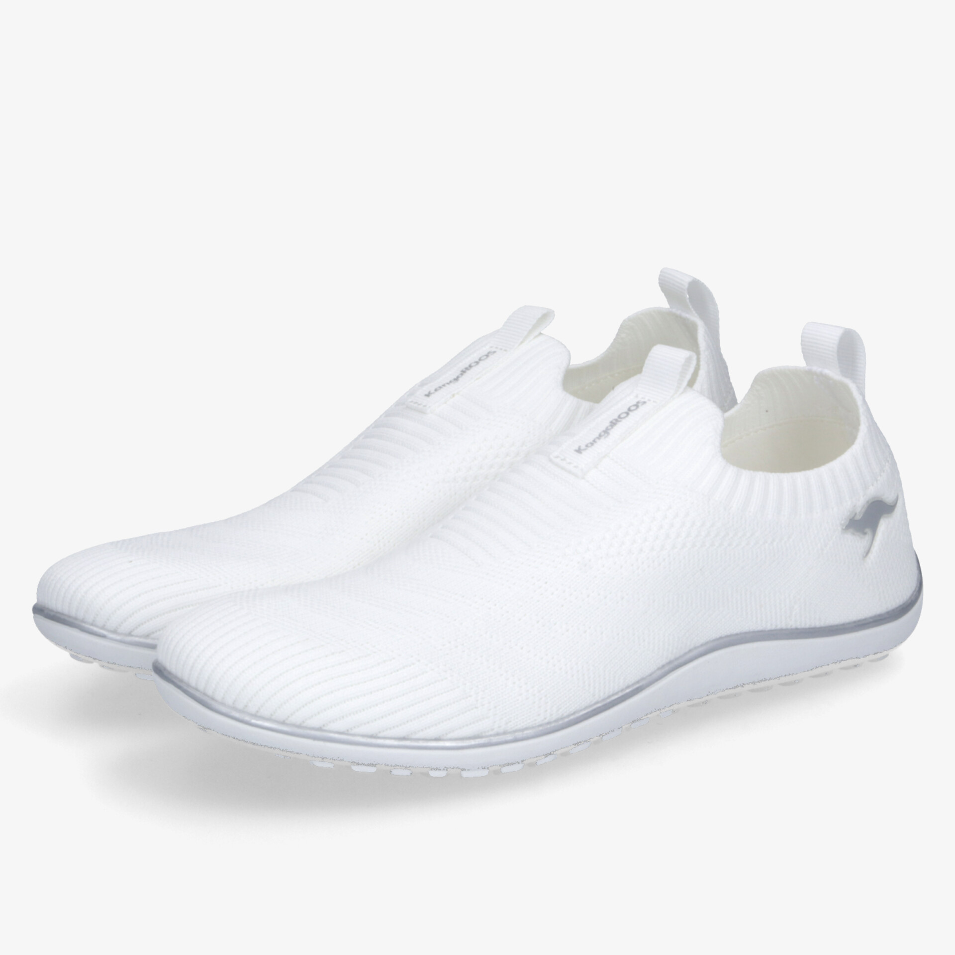 Leichte und atmungsaktive weiße Slip-On Schuhe mit flexiblem Material und rutschfester Sohle
