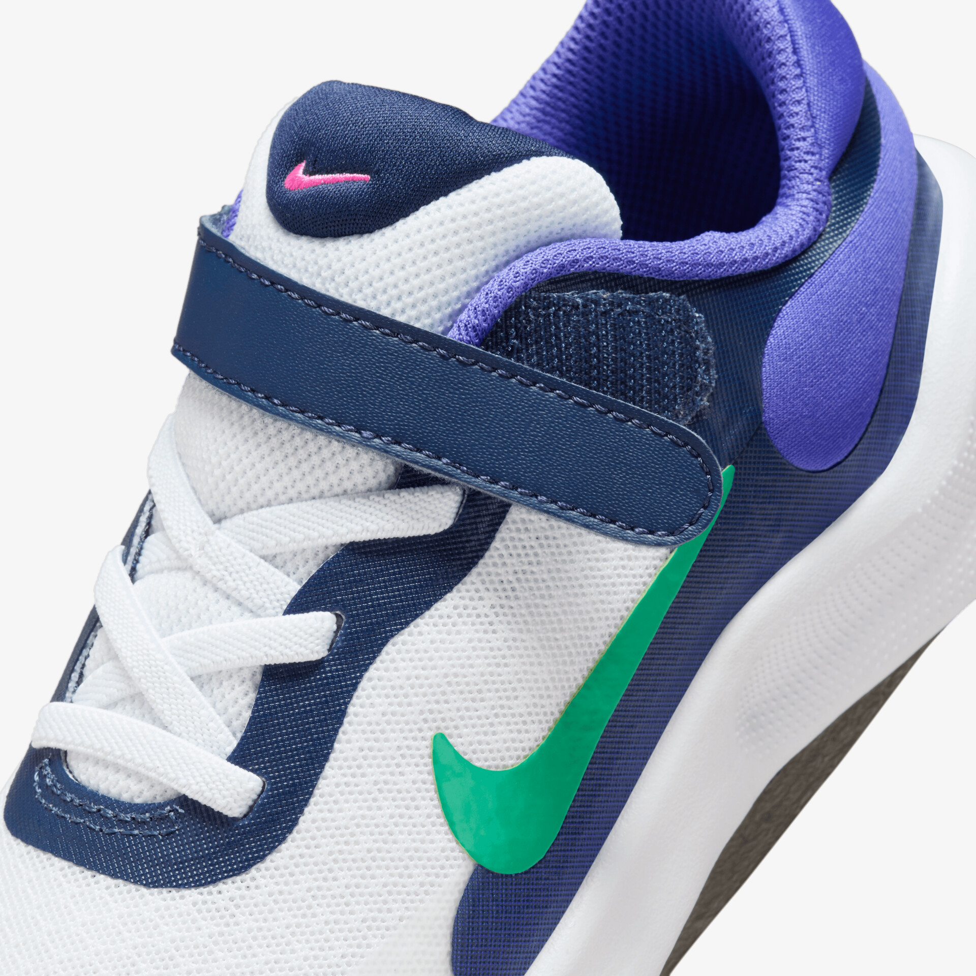 Leichter Sneaker mit atmungsaktivem Material, bequemem Klettverschluss und rutschfester Sohle für optimalen Tragekomfort