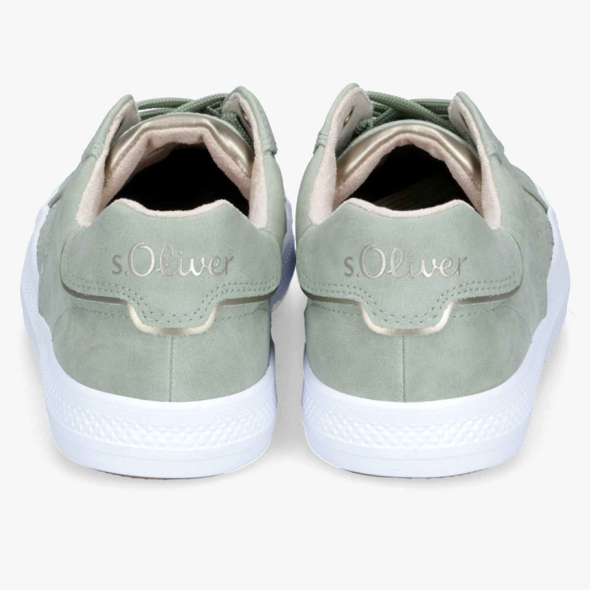 Rückansicht von bequemen Schuhen mit robustem Profil und modernem, weichem Material