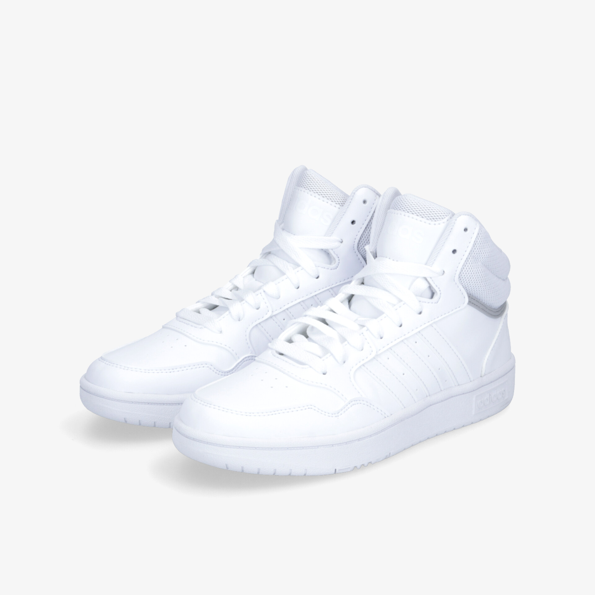 Weißes Sneaker-Paar mit hohem Schaft und gepolstertem Knöchelbereich, rutschfester Sohle und klassischem Schnürverschluss