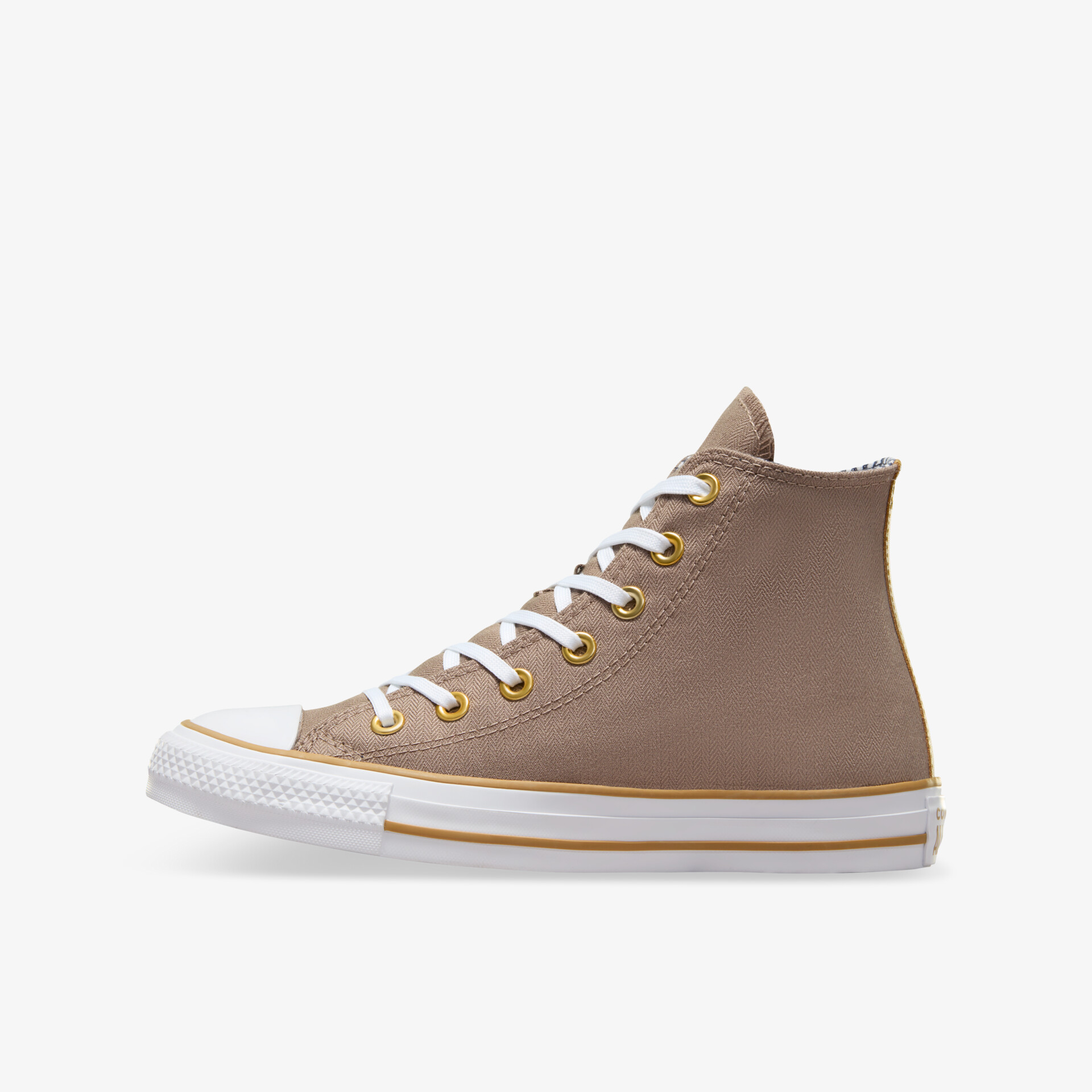 Hoch geschnittener beiger Sneaker mit weißer Gummisohle und klassischer Schnürung in klarer Seitenansicht