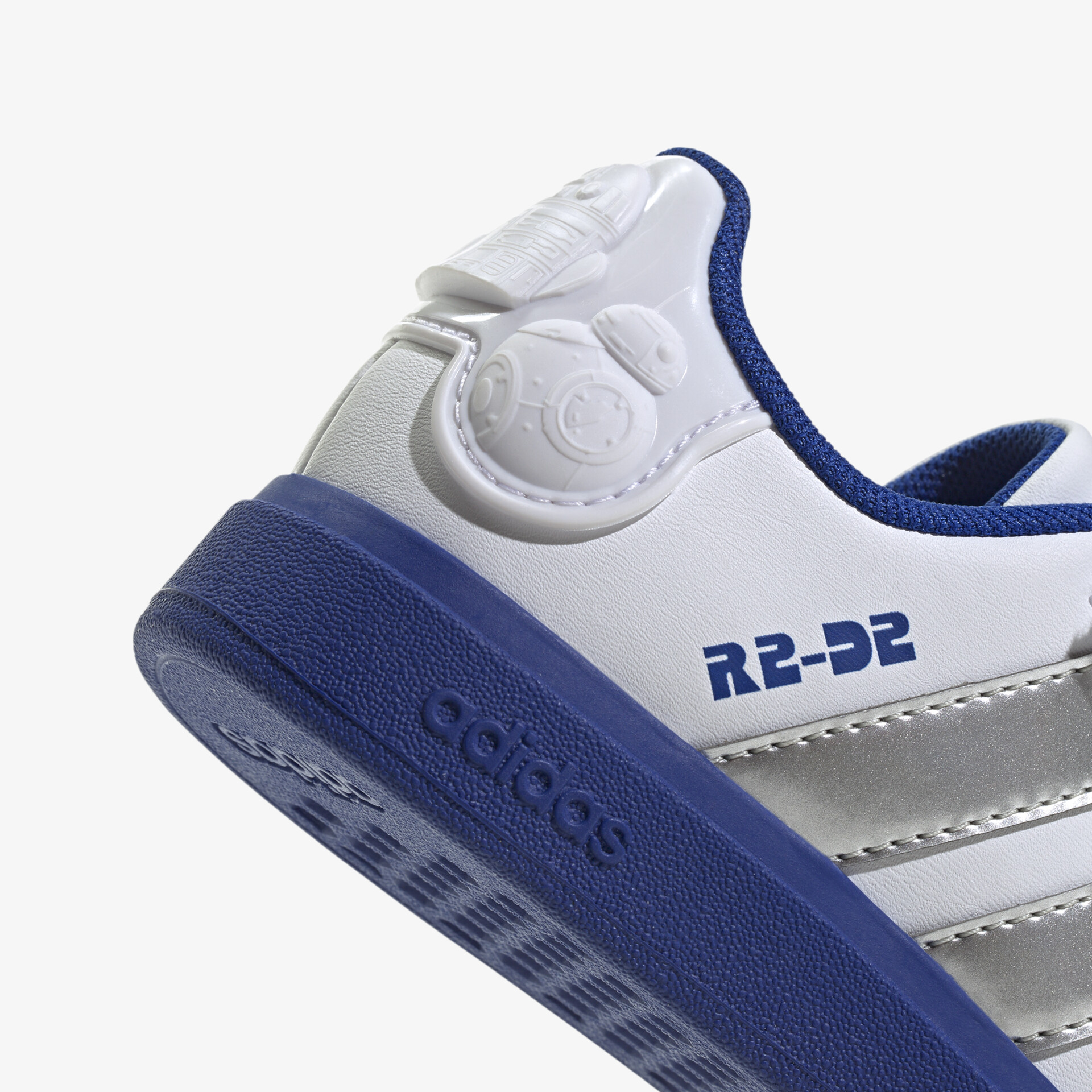 Detailansicht eines weißen Adidas-Sneakers mit blauem Absatz und prägnantem R2-D2 Print