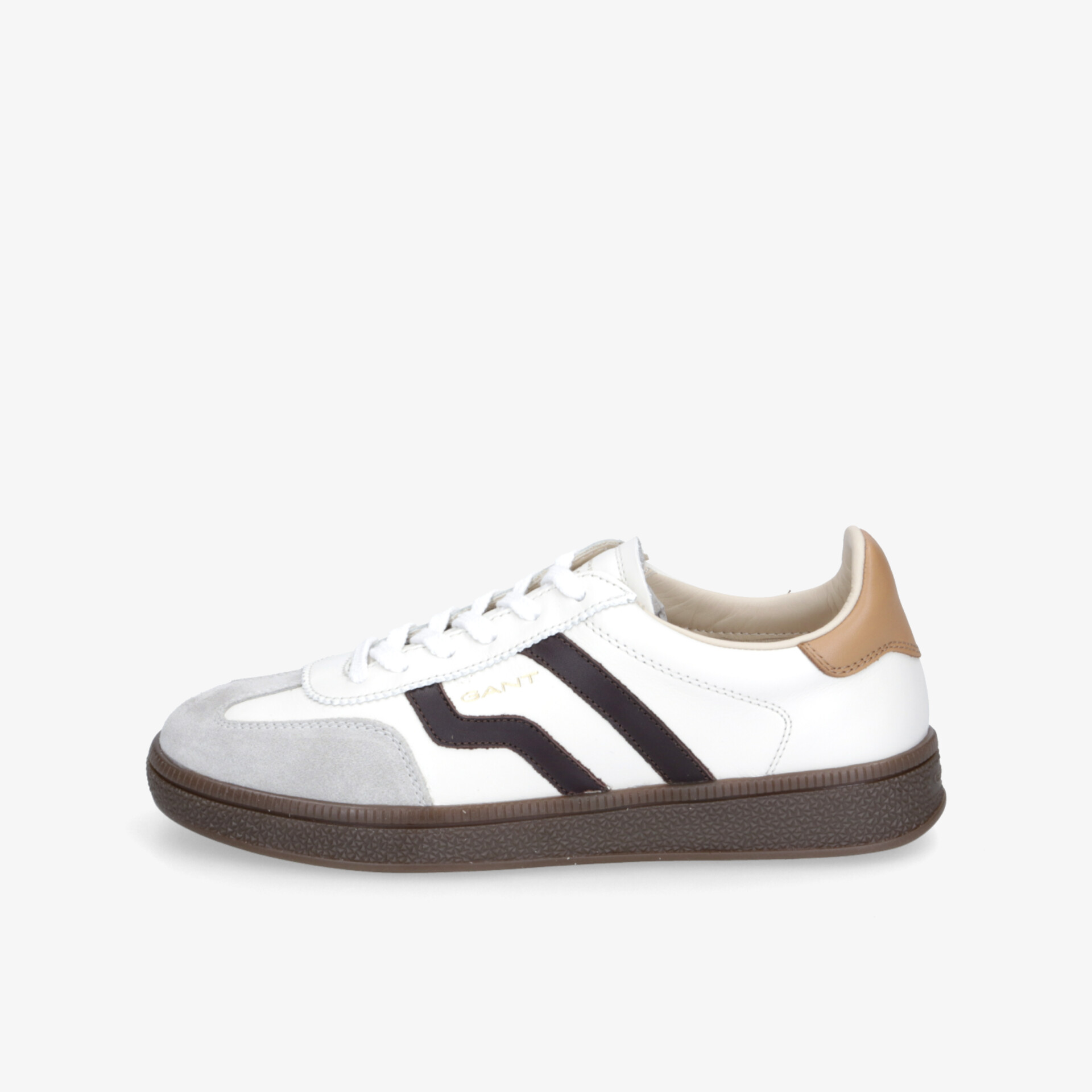 Seitliche Ansicht eines weißen Sneakers mit schwarzen Akzenten und braunem Fersenbereich, bequem und modern