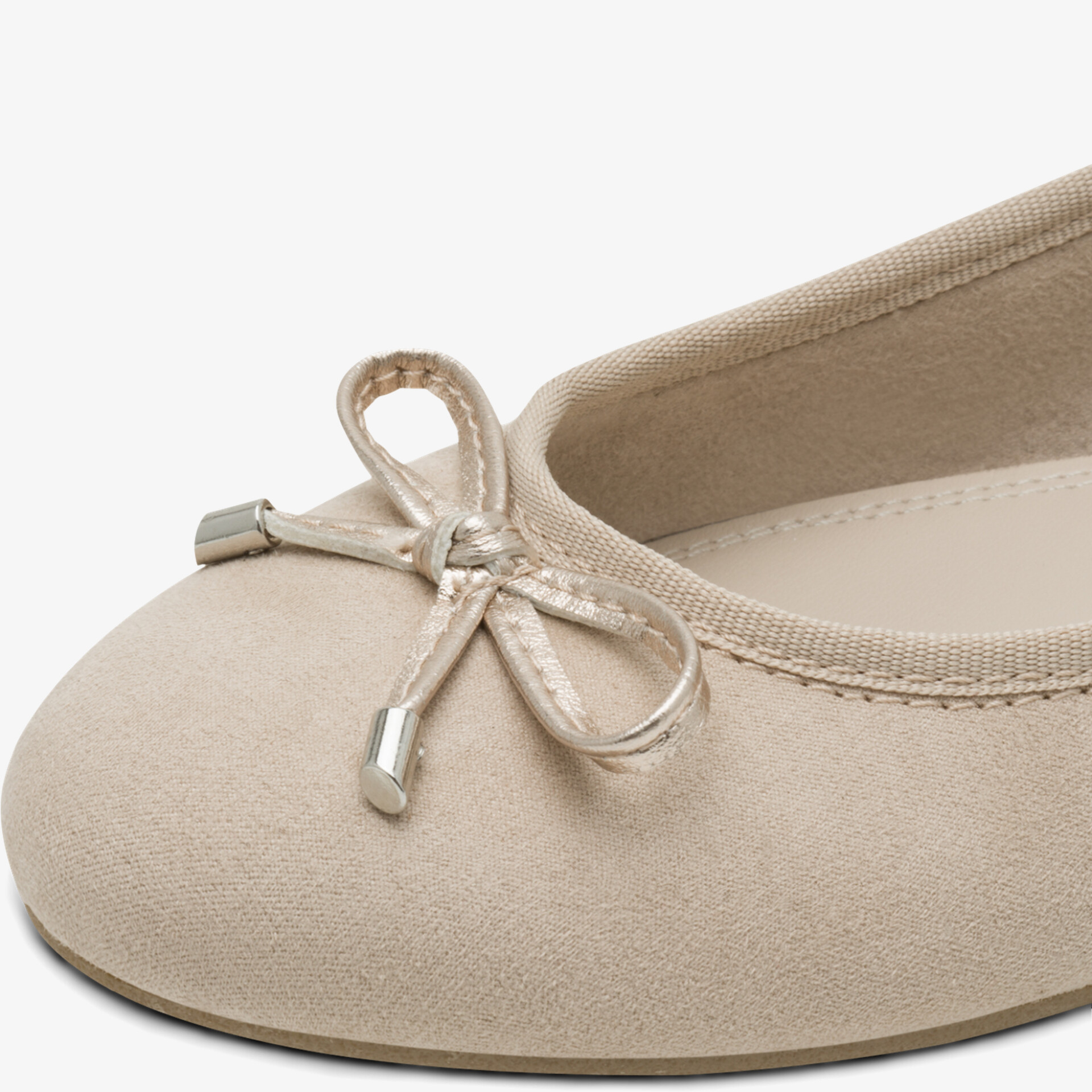 Beige Ballerina mit Schleife vorne, runder Kappe, weichem Obermaterial und angenehmem Tragekomfort