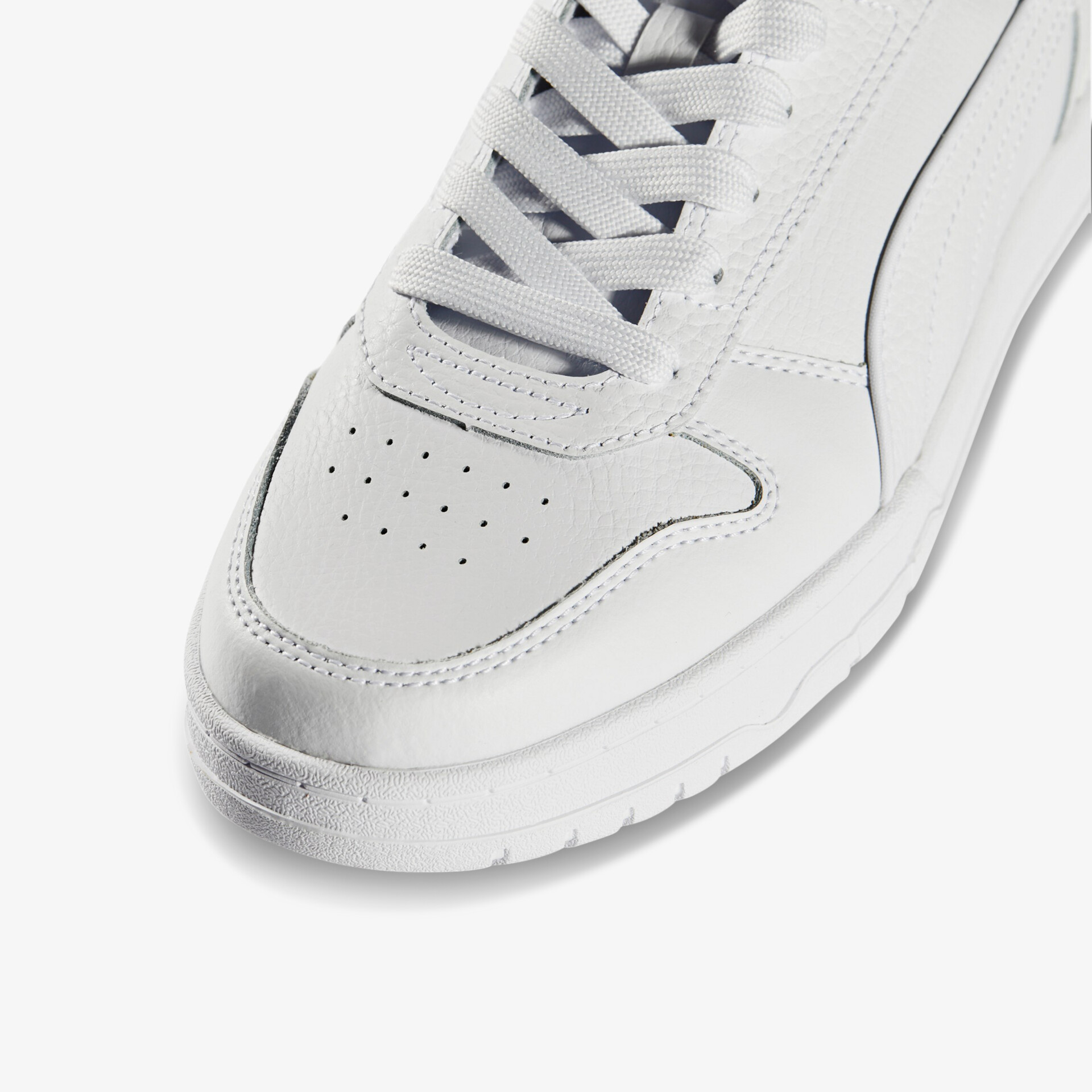 Eleganter weißer Sneaker mit perforiertem Design, bietet hohen Tragekomfort und modernes Aussehen.