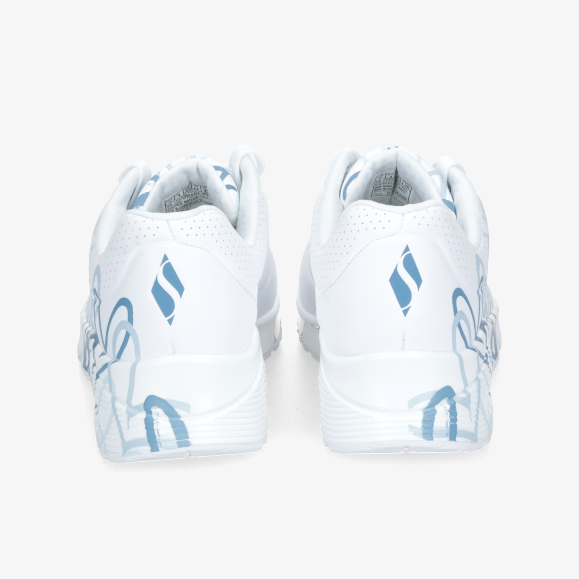 Weißes Sportschuhpaar von hinten mit sportlichem Design und gepolstertem Knöchelbereich, dezente blaue Akzente sichtbar