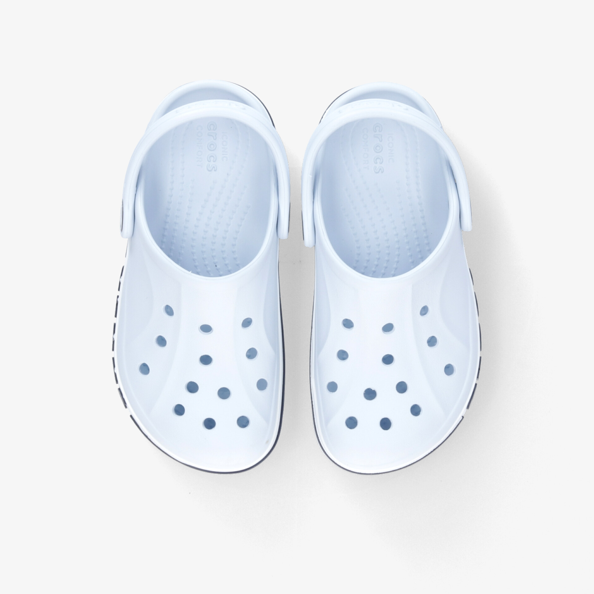 Leichtes Paar weißer Schuhe mit vielen Belüftungslöchern, atmungsaktiv und wasserfest für vielseitigen Komfort