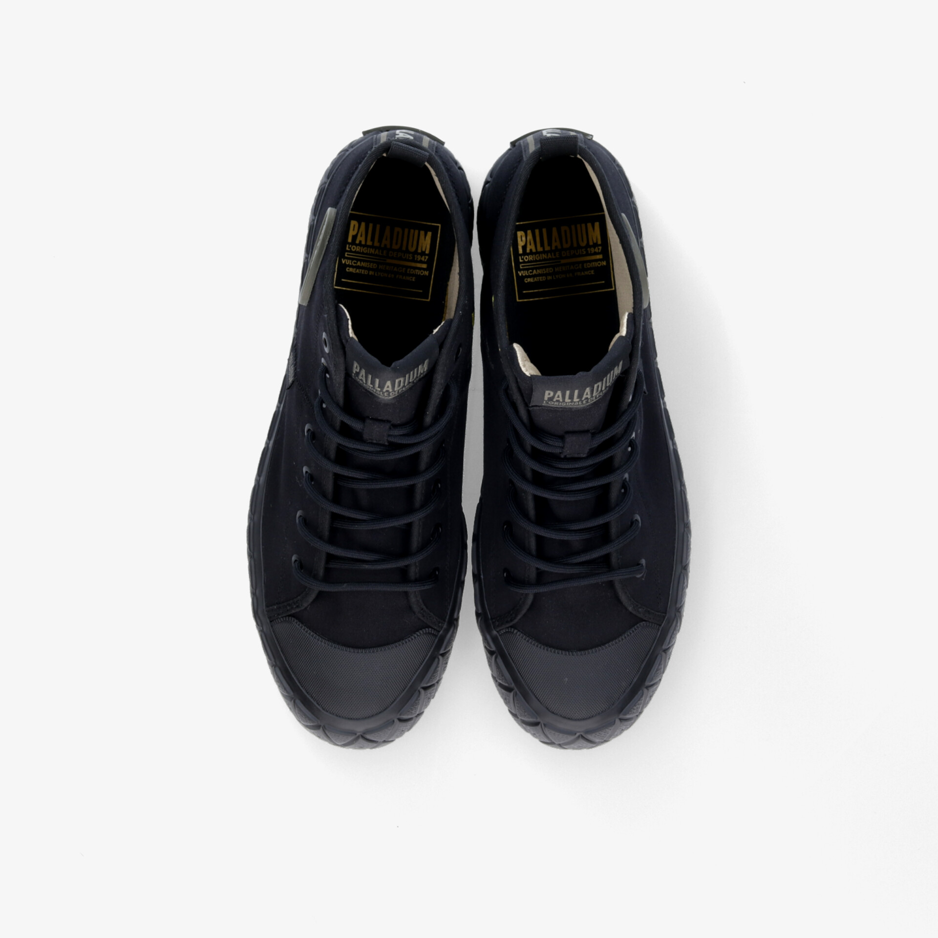 Schwarze Sneakers von oben, zeigen trendiges Design mit robustem Material und hohem Tragekomfort.