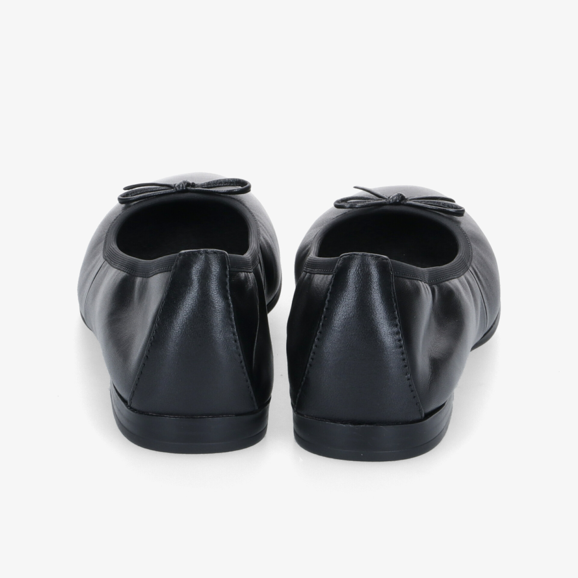 Elegante schwarze Ballerinas aus weichem Leder mit klassischem Design und komfortablem Tragegefühl.