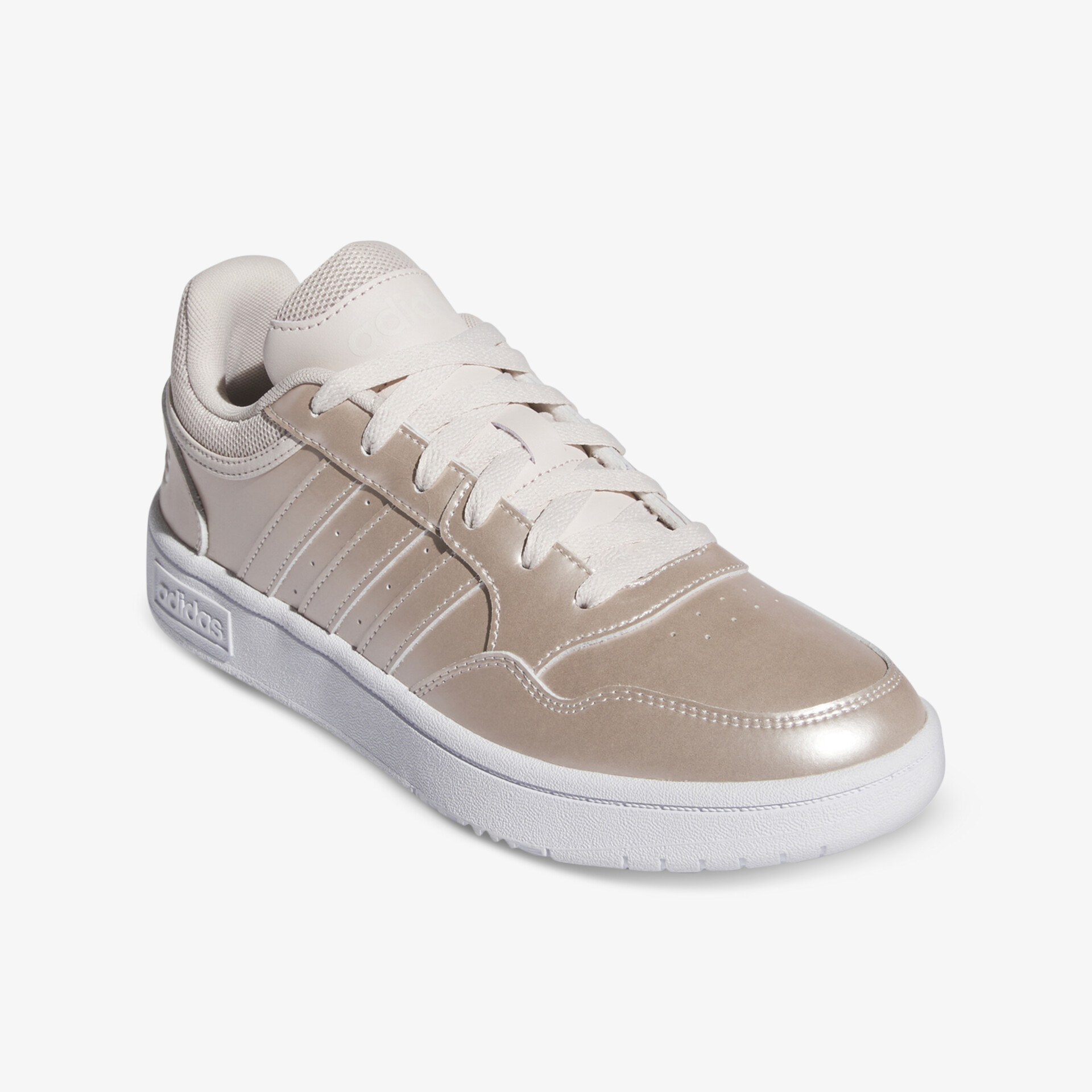 Sportlicher Sneaker in moderner 3/4 Ansicht mit strapazierfähiger Sohle und bequemer Passform