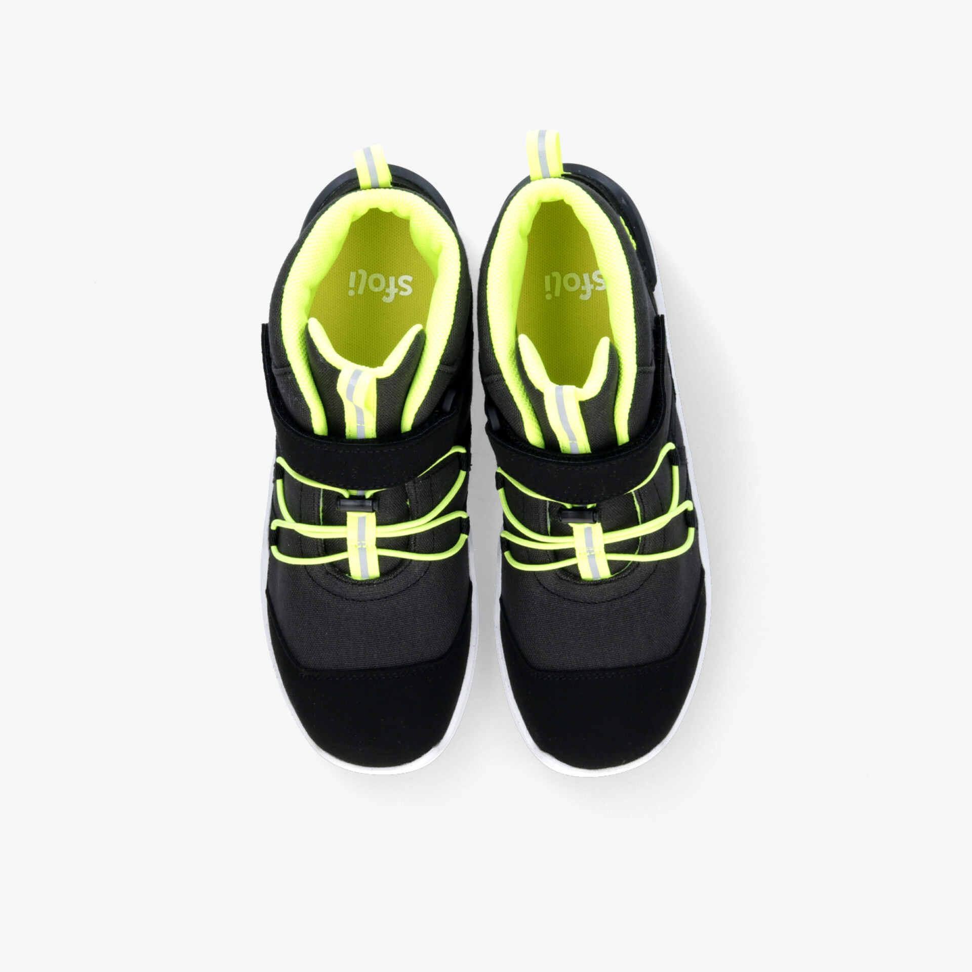 Sportlicher Schuh mit komfortablem Schnitt und leuchtenden Akzenten von oben, ideal für aktiven Einsatz