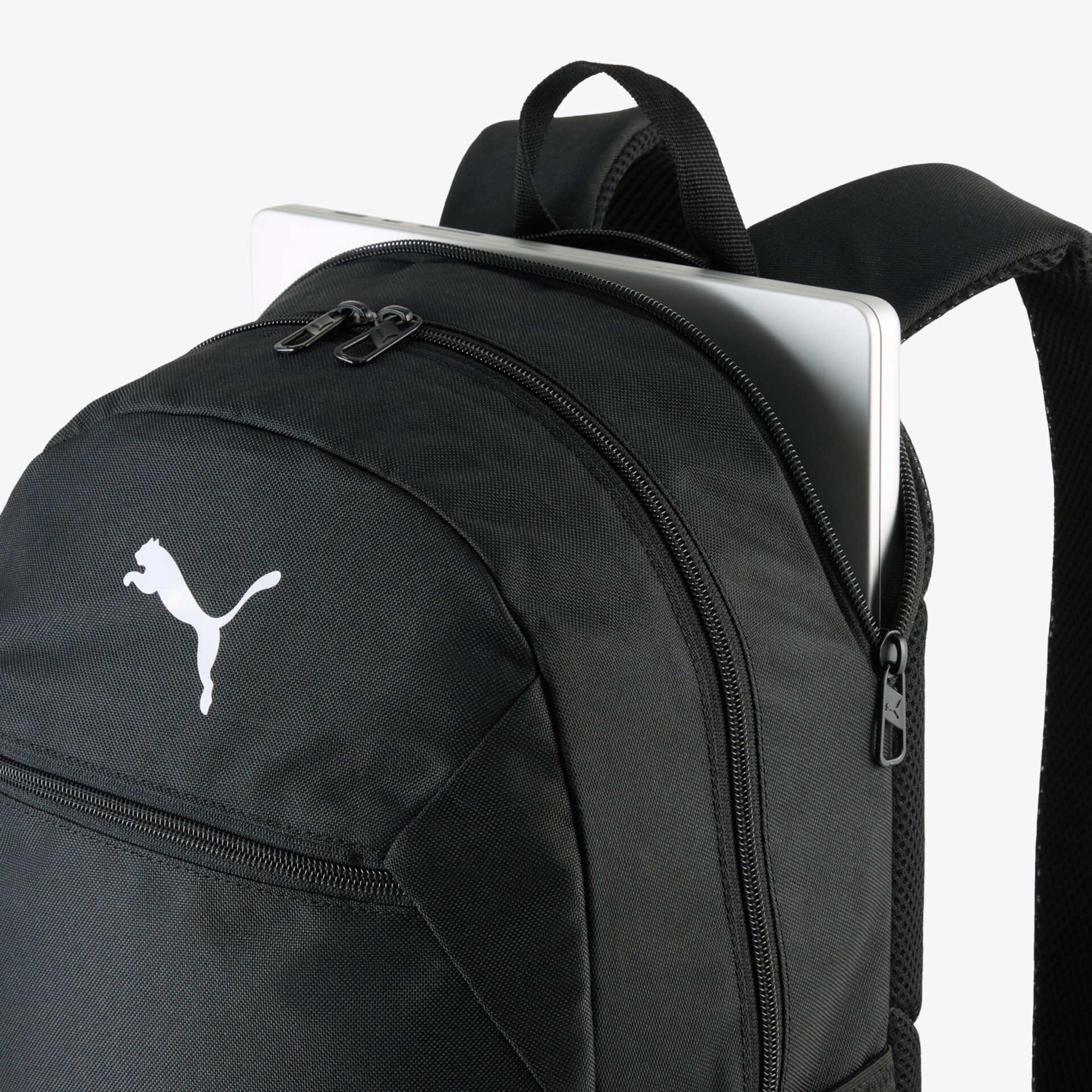 Moderner schwarzer Rucksack mit großem Hauptfach und gepolsterten Trägern, mit weißem Puma Logo