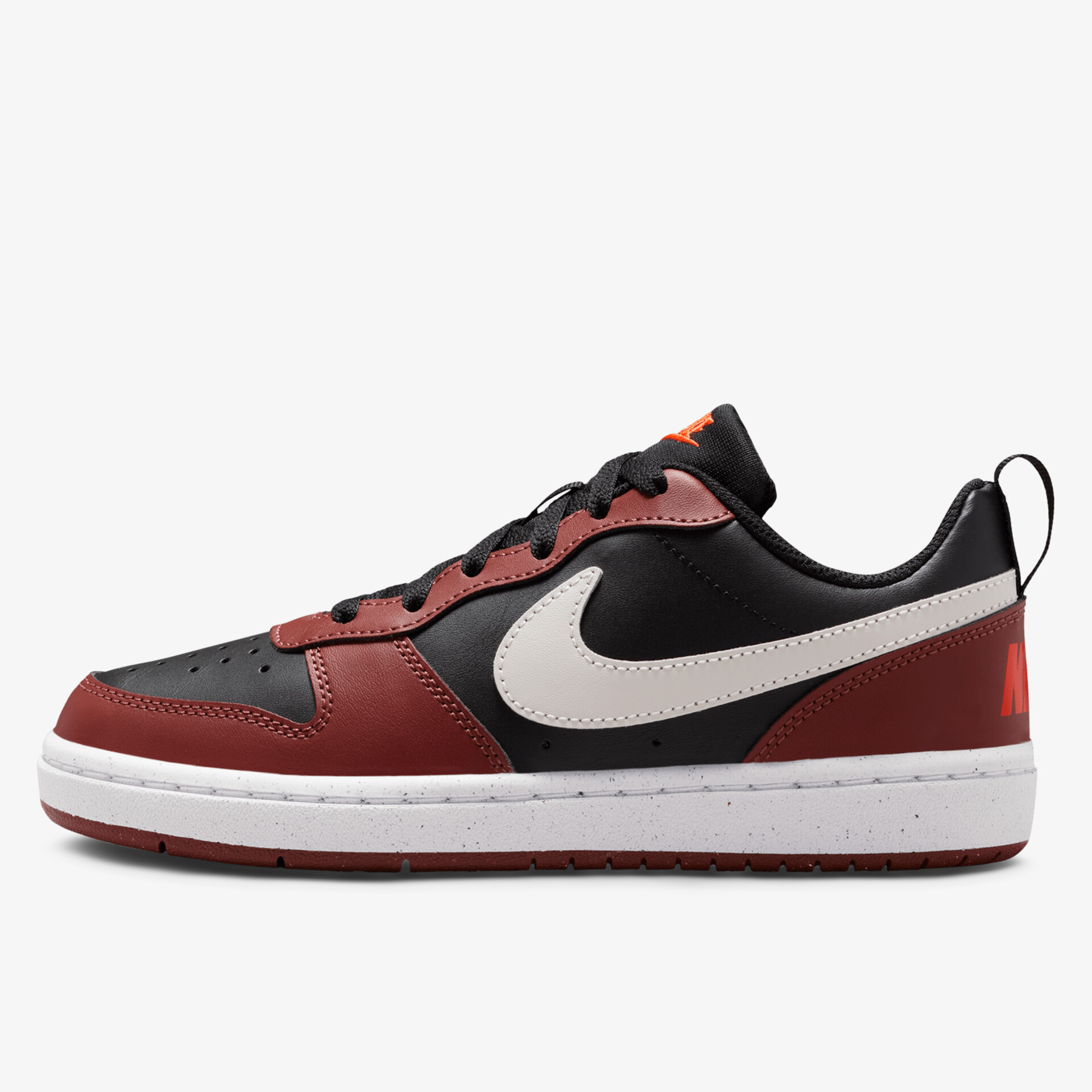 Moderner sportlicher Sneaker mit komfortabler Passform und robuster Sohle in kontrastreichem Schwarz und Rot