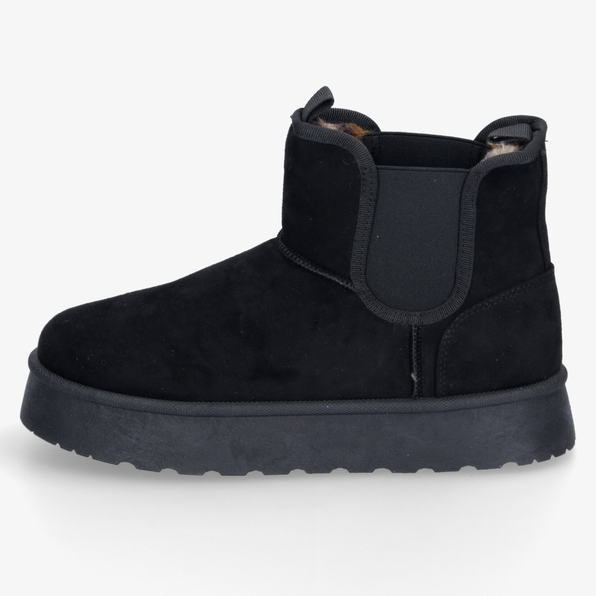 Schwarzer Stiefel mit robuster Sohle und elastischen Einsätzen für komfortablen Halt und vielseitigen Einsatz seitlich fotografiert