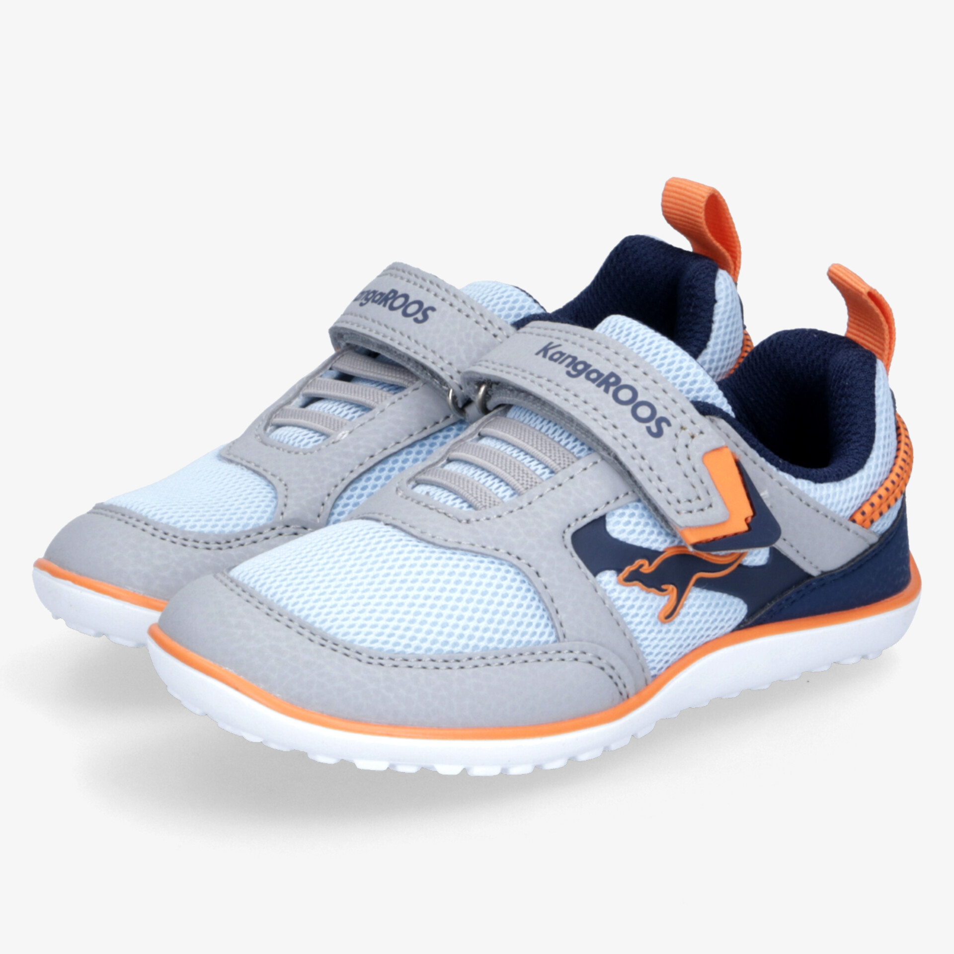 Leichte sportliche Kinderschuhe in Grau mit orangefarbenen Akzenten, atmungsaktiv und mit Klettverschluss