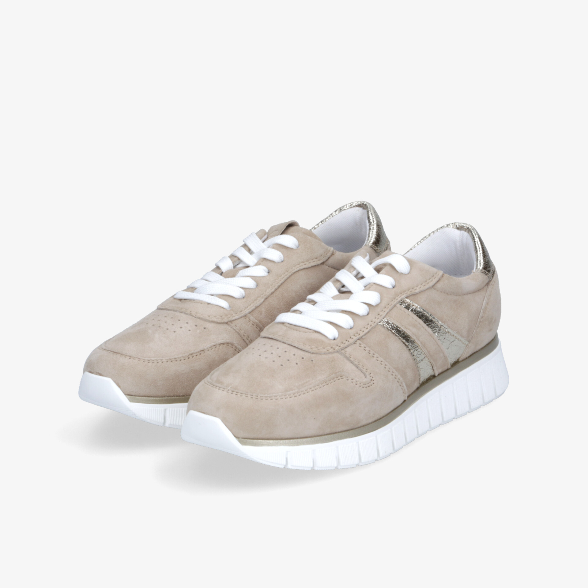 Beige Sneaker im Paar in schräger Vorderansicht, bequem, leicht und mit flexibler weißer Sohle für Alltag