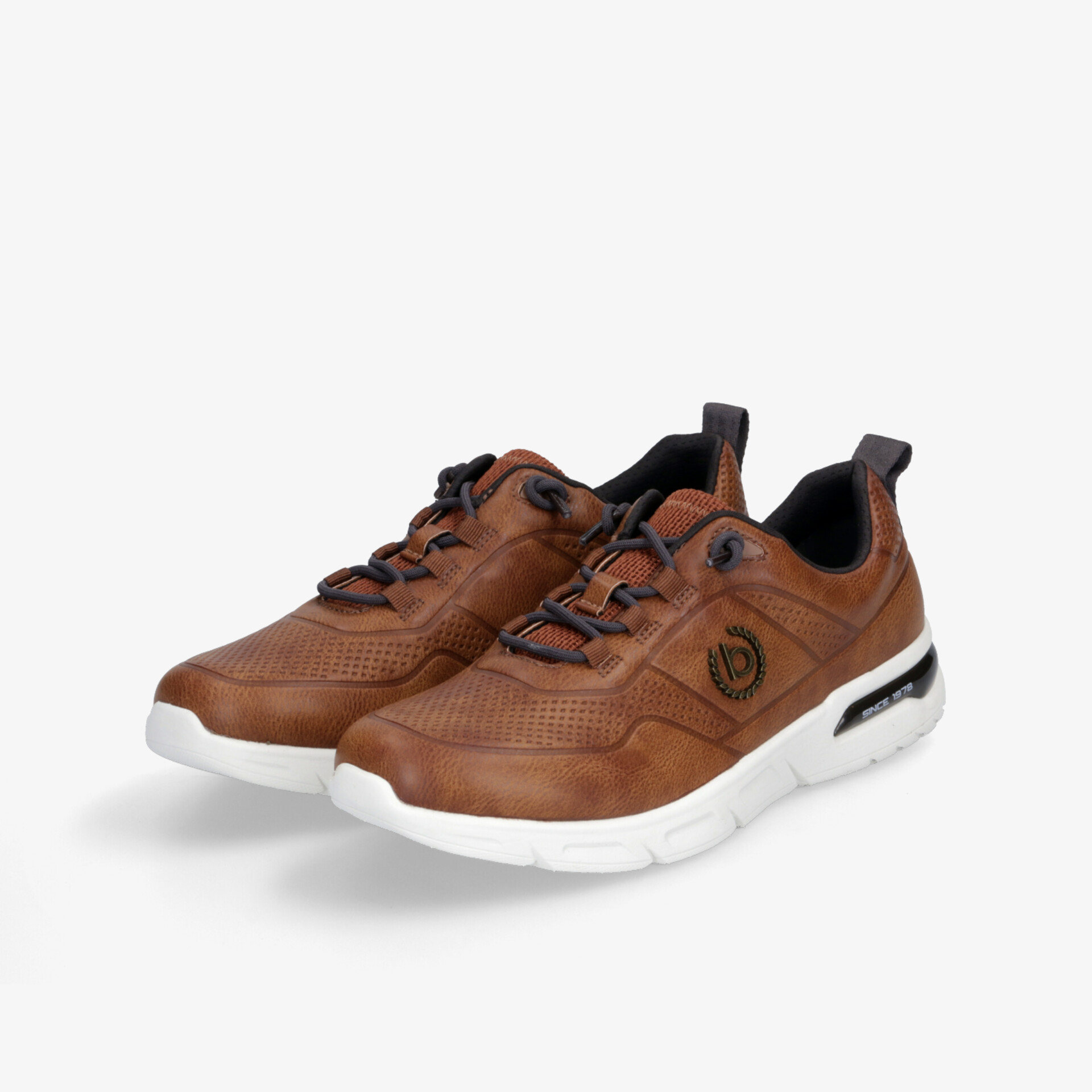 Braune sportliche Sneaker mit weißer Sohle, gepolstertem Knöchelbereich und moderner Schnürung für hohen Tragekomfort