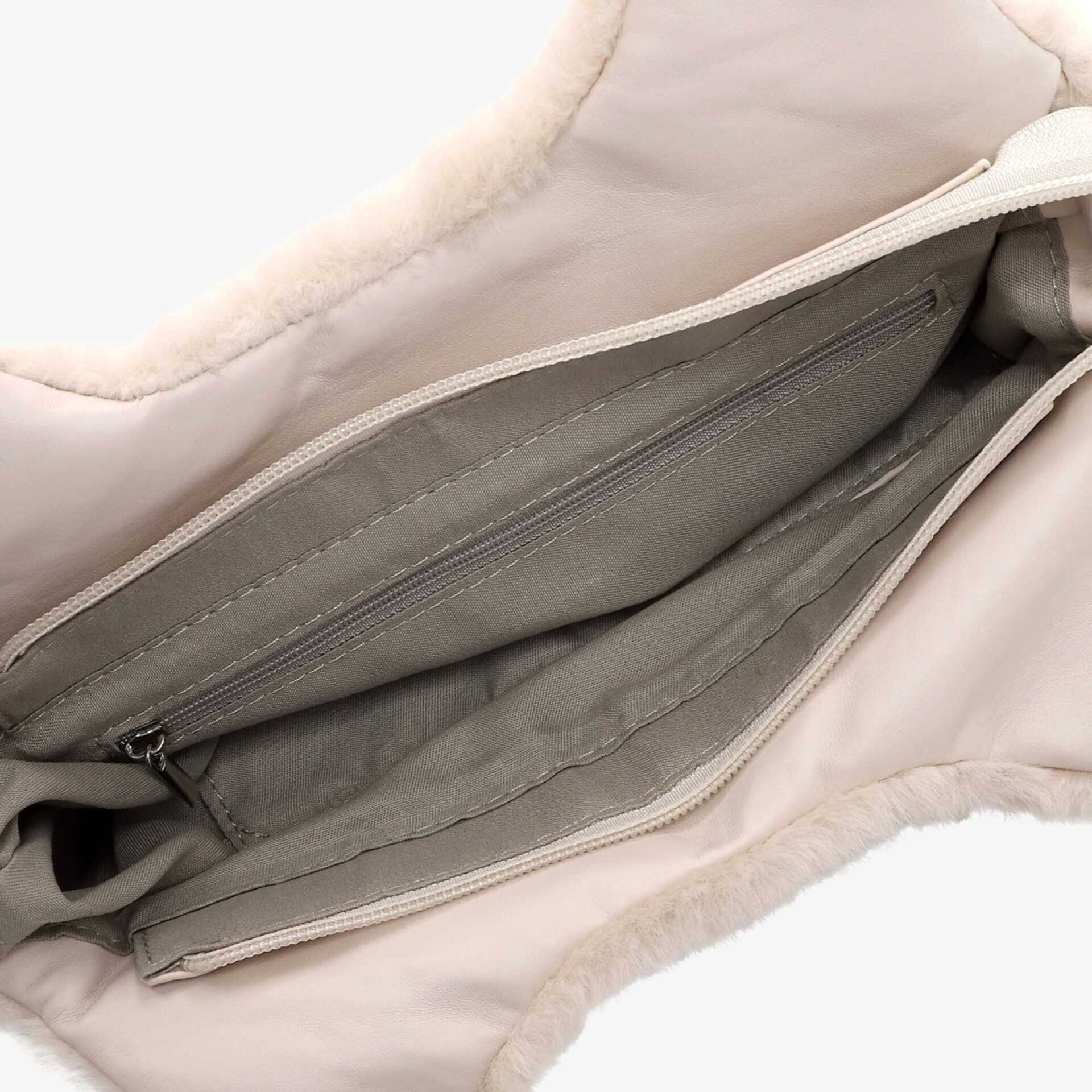 Geräumiges Innenfach mit Reißverschluss, weiches Material und praktische Aufteilung für optimale Organisation