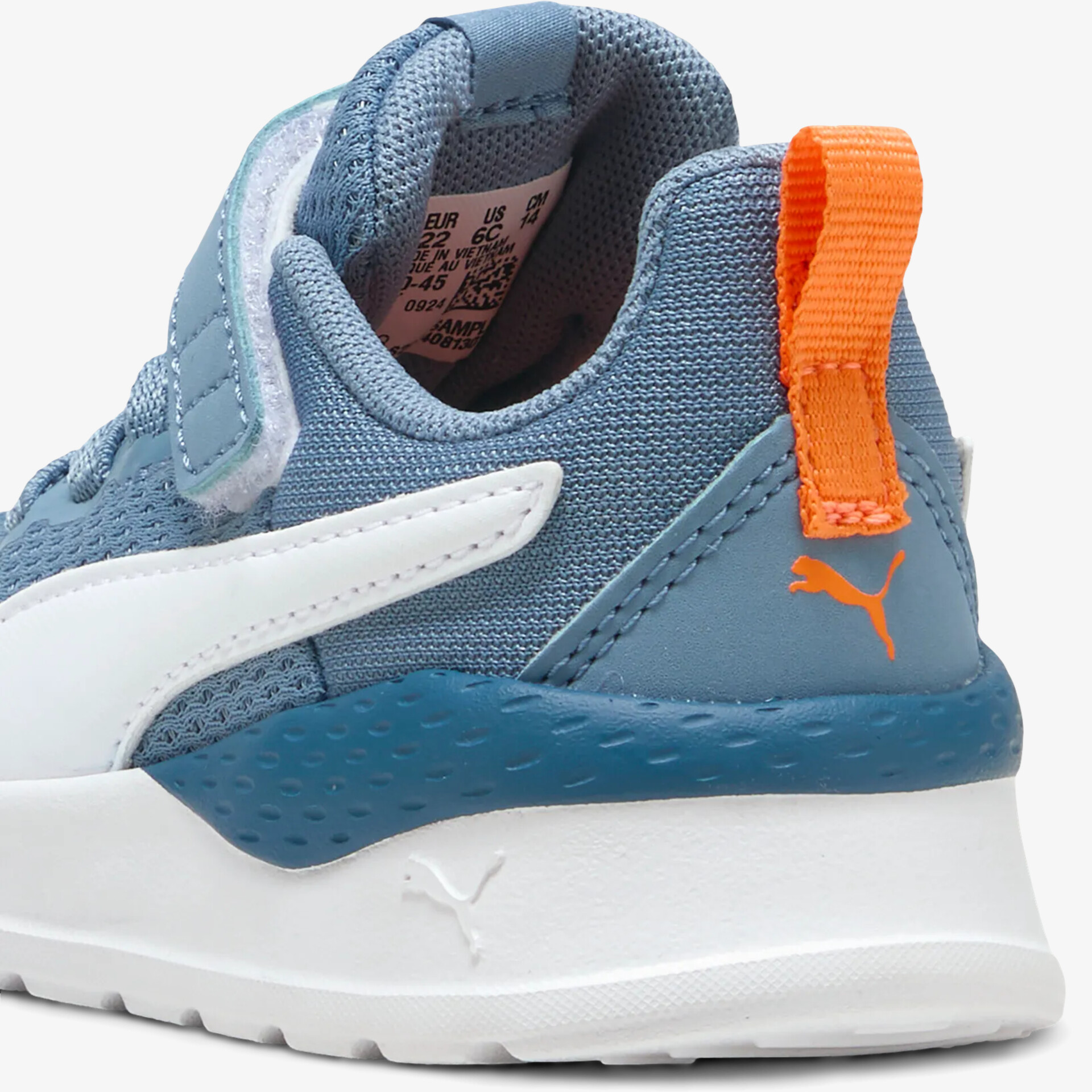 Detailansicht des robusten Schuhs mit atmungsaktivem Material und gepolstertem Schaft für hohen Tragekomfort