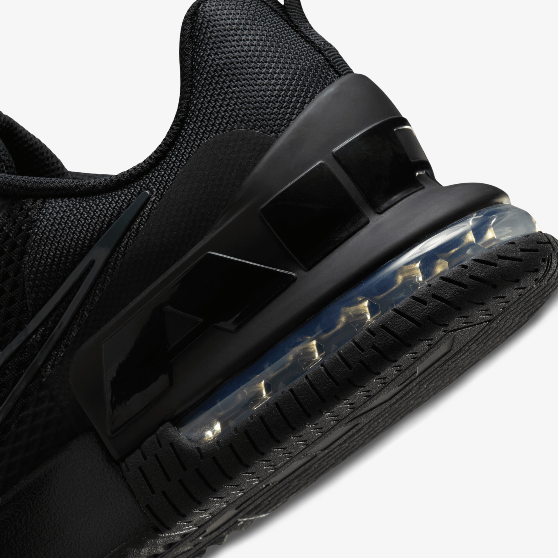 Moderner Sneaker mit robuster Sohle und stilvollem Design für optimalen Komfort und Unterstützung.