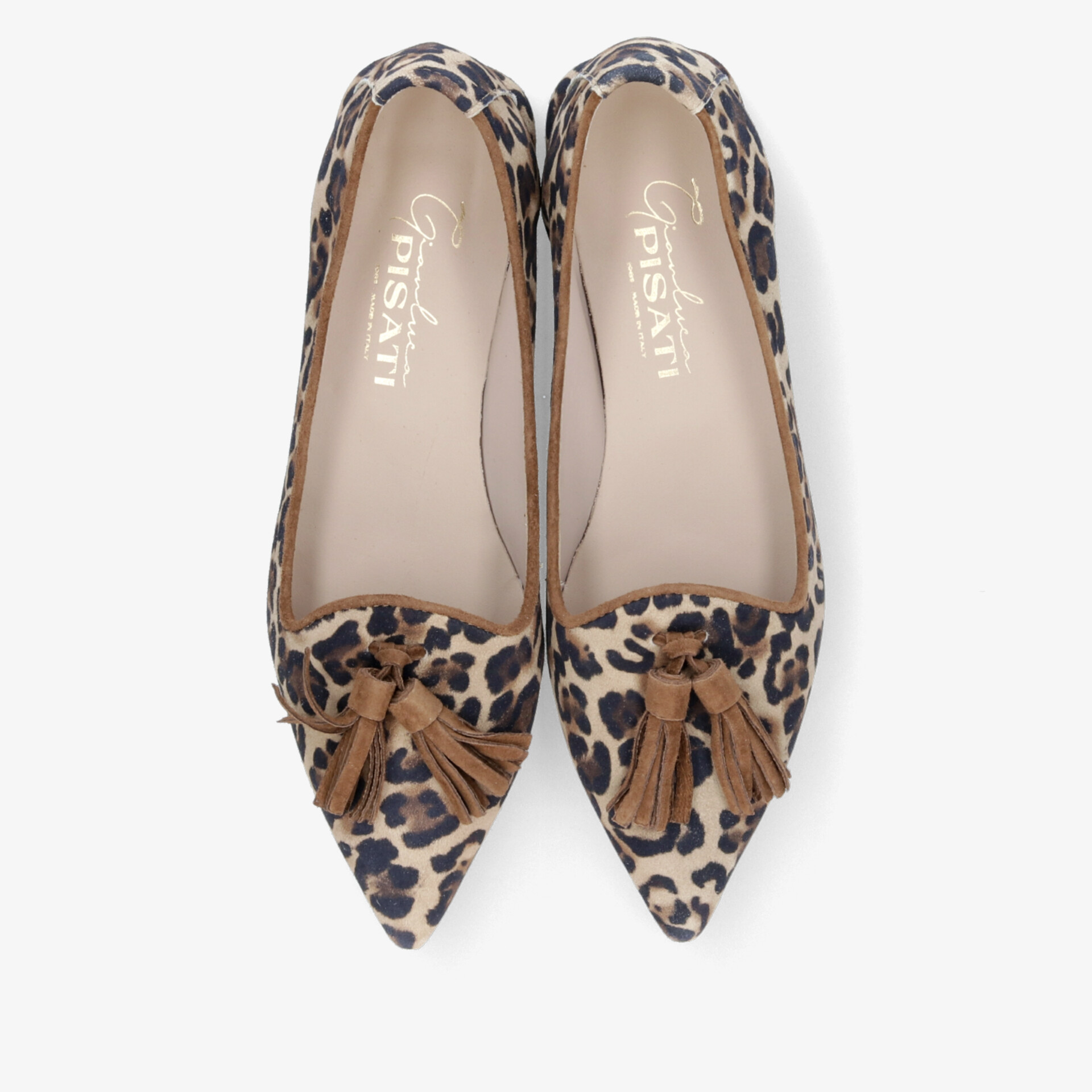 Elegante Ballerinas mit spitz zulaufender Form und modischem Leopardenmuster, geschmückt mit dekorativer Quaste