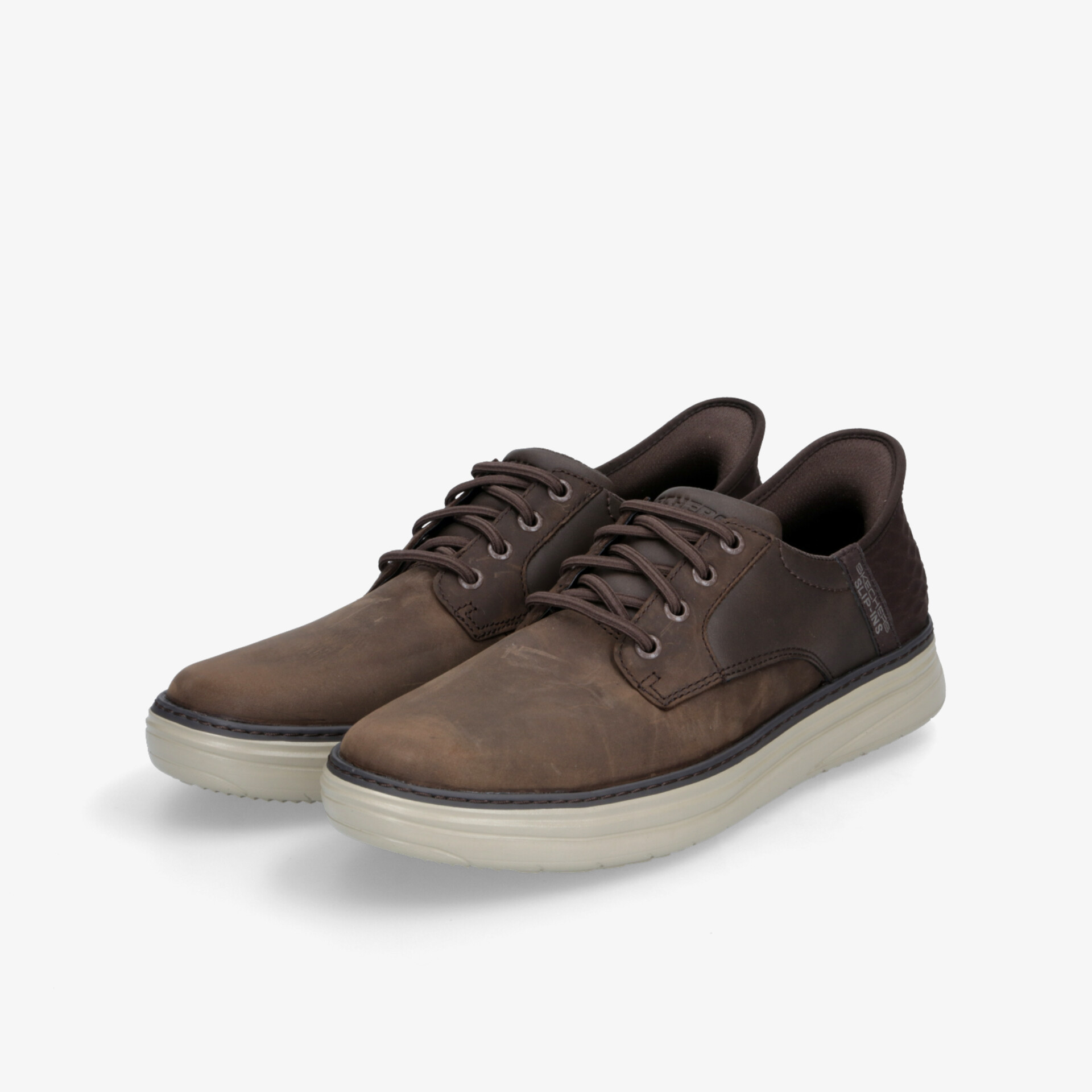 Braune Casual Schuhe als Paar in schräger Vorderansicht, leicht und gemütlich für den Alltag