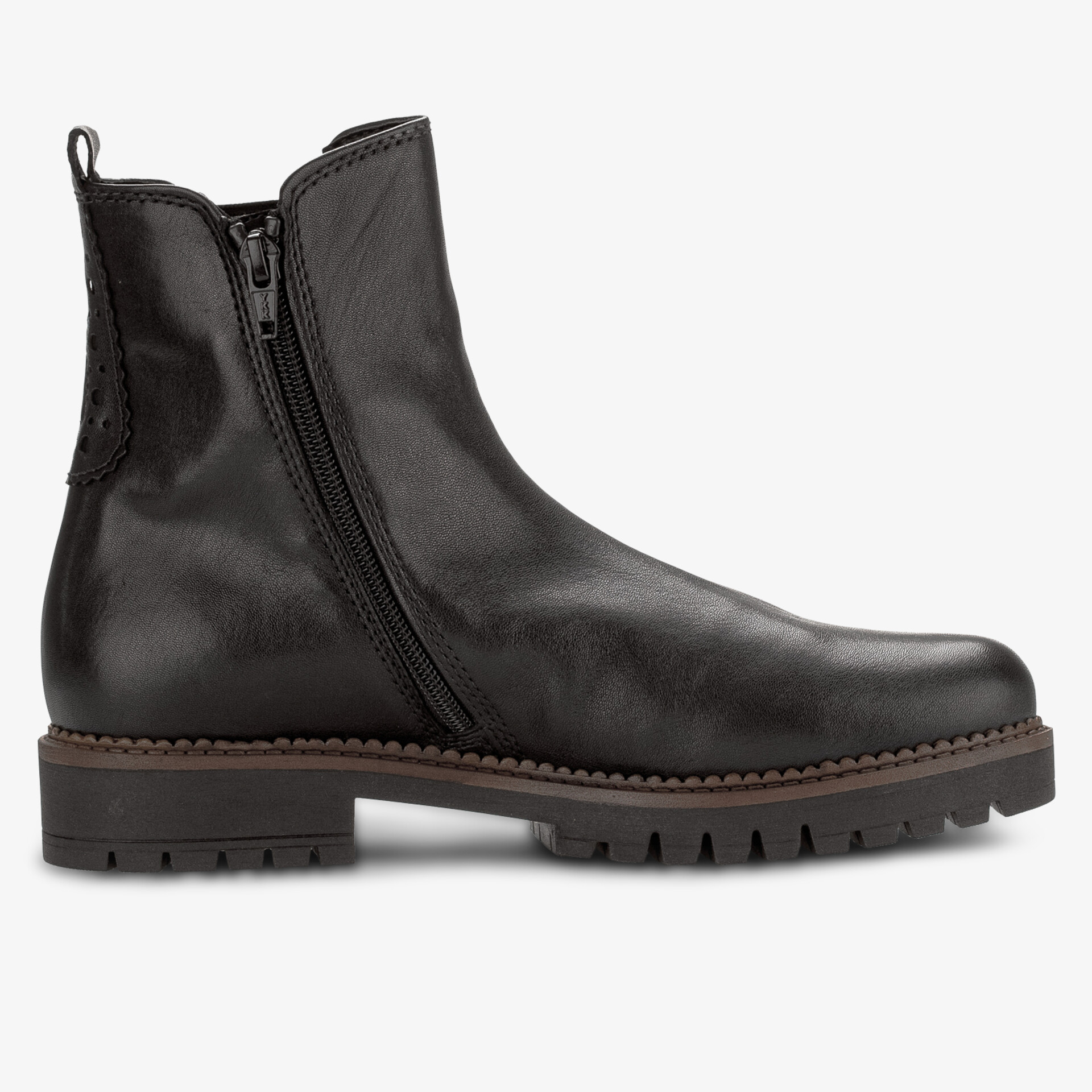 Seitliche Ansicht eines robusten Stiefels aus glattem Leder mit Reißverschluss und profilierter Sohle