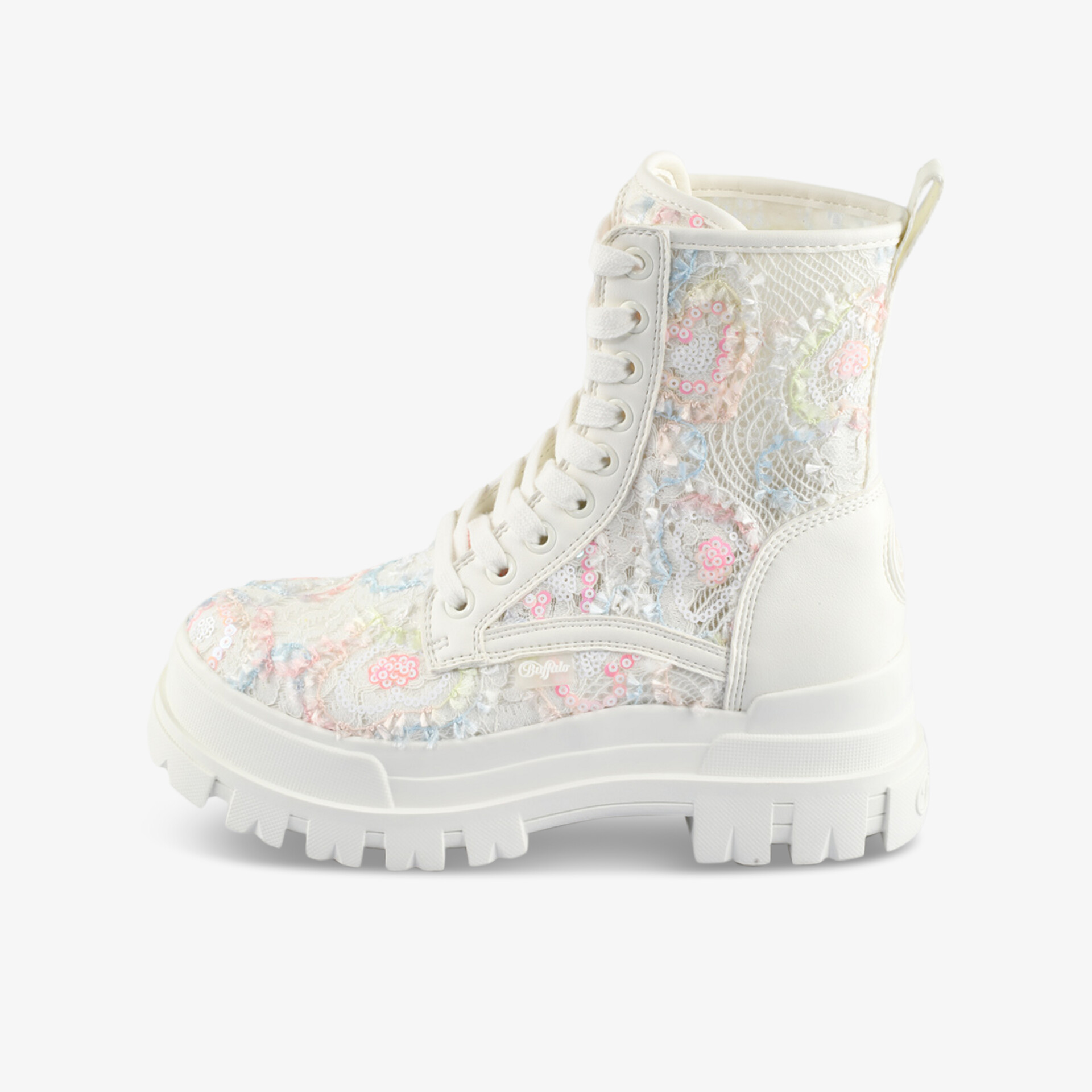 Seitliche Ansicht eines weißen Schnürstiefels mit floralen Details, robuster Sohle und komfortabler Passform