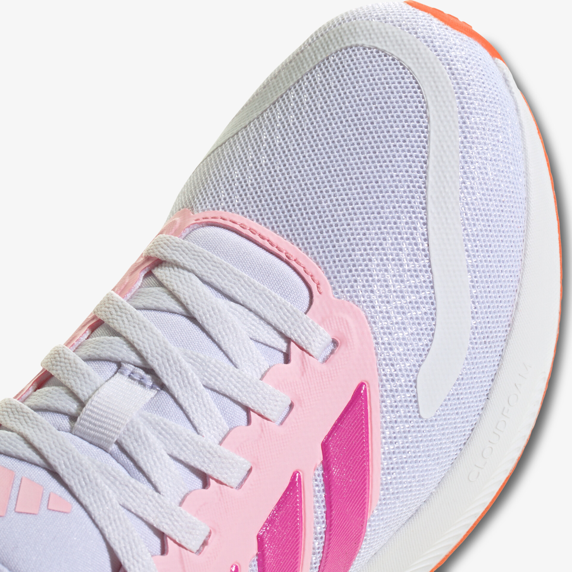 Leichter Sportschuh mit atmungsaktivem Mesh-Obermaterial und flexibler Schnürung, Detailansicht der Schnürung und Textur