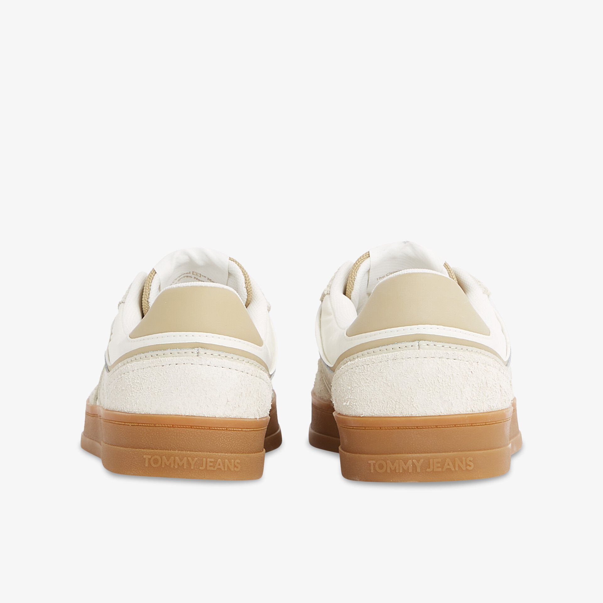 Weiße Sneaker mit brauner Gummisohle in stabiler und bequemer Ausführung Rückansicht