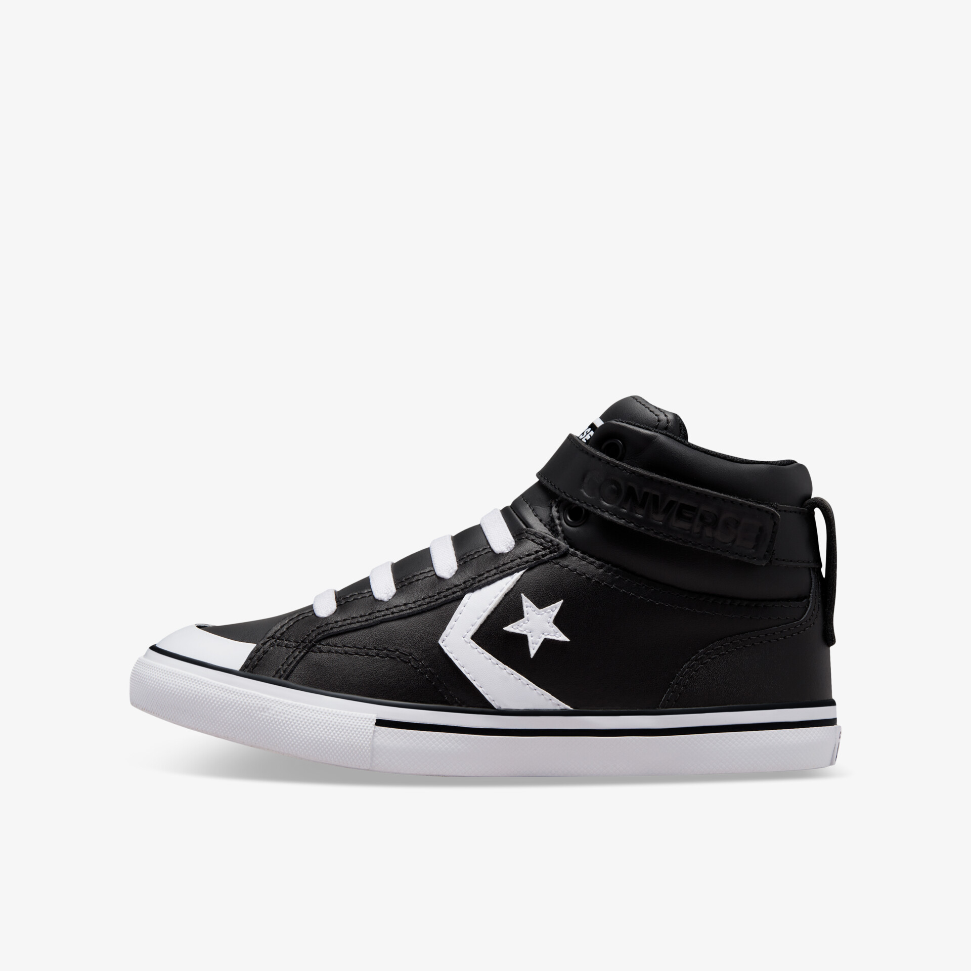 Schwarzer Sneaker mit weißem Stern und gepolstertem Schaft, seitliche Ansicht, sportlicher und robuster Schuh