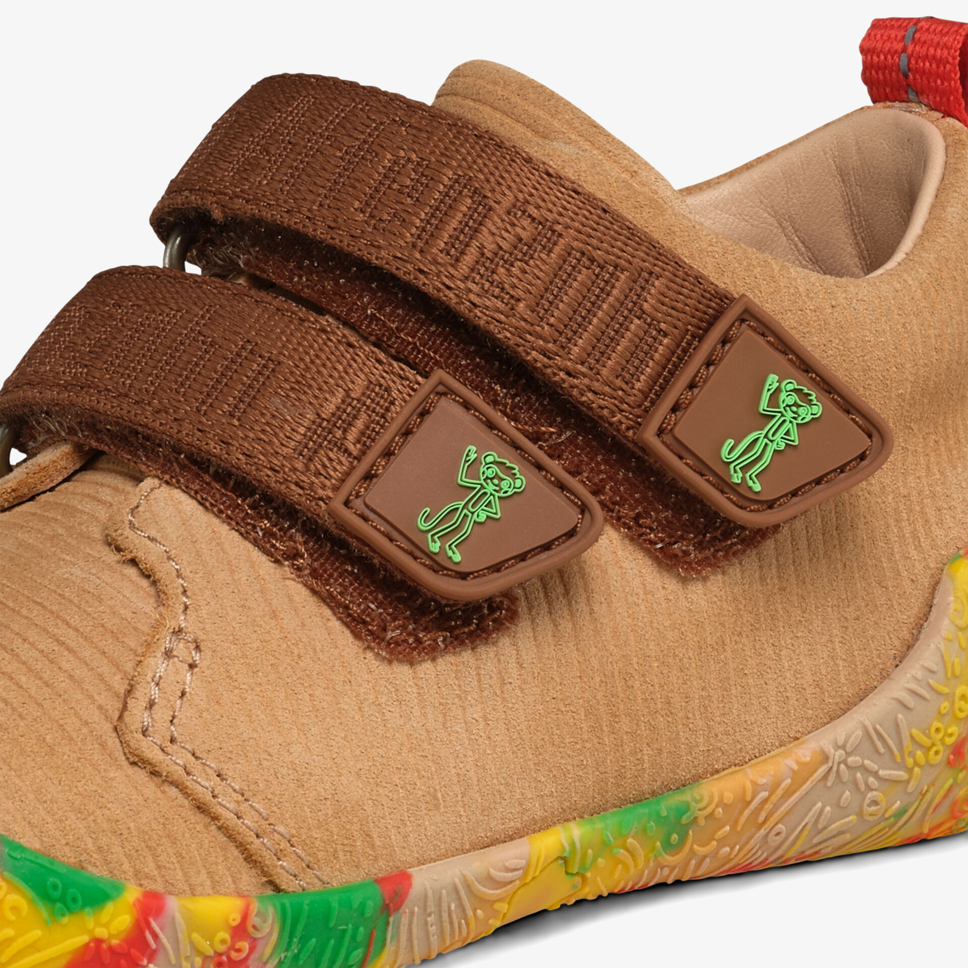 Schuh mit weichem Obermaterial, praktischem Klettverschluss und buntem Profil an der Sohle, Nahaufnahme